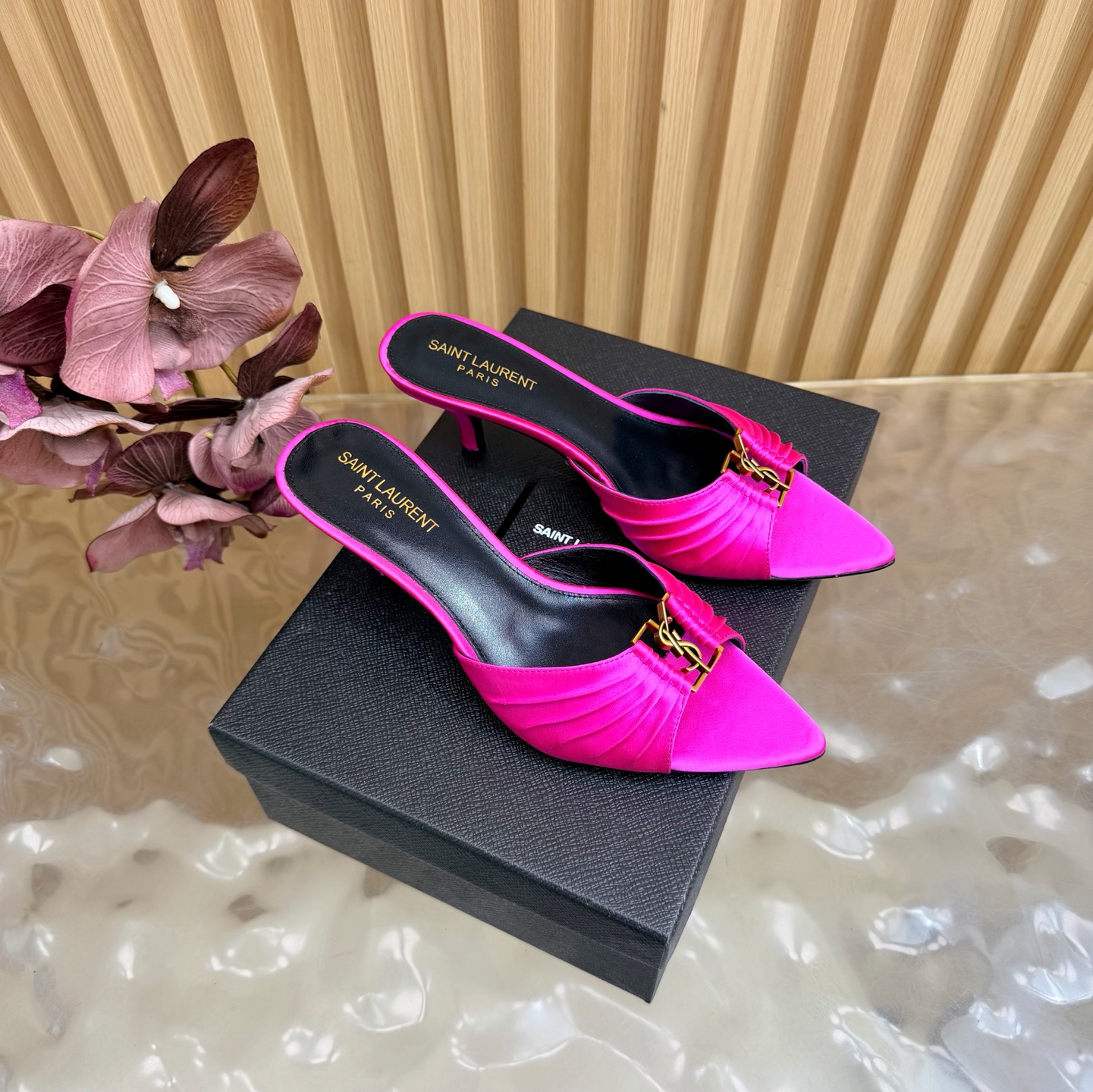 NO:816997,Saint Laurent YSL classic show style cat-heeled sandals —————————— Super super popular style. The hardware buckles of each layout in our house need to be molded and customized at 1:1!  The size and texture are exactly the same as the original. The upper material is made of silk and the lining is genuine sheepskin. The tiptoe is made of comfortable and soft tiptoe sheepskin. The sole is the original 1:1 custom-made leather outsole. It is perfect and very comfortable on the foot. The foot feels great, and whether you wear it with jeans, a small suit or a skirt, it can be matched with a natural and authentic package. The heel height is 6cm. Italian genuine leather outsole.  Size35-43 (customized for 40, 41, 42, 43), high heels and slippers, saint laurent, saint laurent, saint laurent, sandals, high heels, slippers, skirts, jeans, sheepskin, real silk, Leather soles19860909Saint Laurent圣罗兰家YSL经典秀款猫跟凉鞋 ——————————— 超级超级无敌火爆的一个款这款我们家每个版面的五金扣都要开模1:1定制！大小质感与原版完全一致 鞋面材质采用真丝 内里真皮羊皮,踮脚为舒服柔软的踮脚羊皮,鞋底为原版1:1定制真皮大底、简直完美到爆、而且上脚效果非常舒服,脚感很棒,而且无论你搭配牛仔裤,小西服,裙子,都能搭配自然、正品全套包装 跟高6cm 意大利真皮大底 Size35-43（40、41、42、43定制）,高跟鞋拖鞋,saint laurent,saint laurent,saint laurent,sandals,high heels,slippers,skirts,jeans,sheepskin,real silk,Leather soles,Women's Shoes