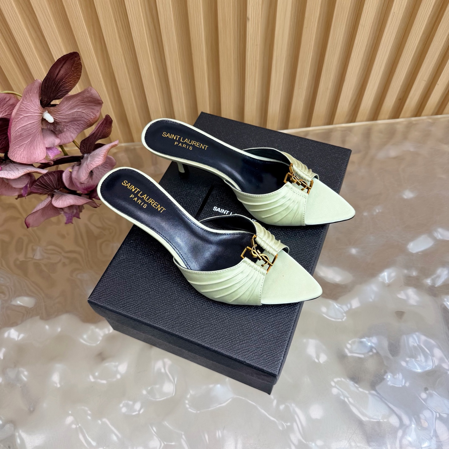 NO:817003,Saint Laurent YSL classic show style cat heel sandals. 20 with airplane case, super super invincible and popular style. The hardware buckles of each layout in our house have to be molded and customized at 1:1!  The size and texture are exactly the same as the original. The upper material is made of silk and the lining is genuine sheepskin. The tiptoe is made of comfortable and soft tiptoe sheepskin. The sole is the original 1:1 custom-made leather outsole. It is perfect and very comfortable on the foot. The foot feels great, and whether you wear it with jeans, a small suit or a skirt, it can be matched with a natural and authentic package. The heel height is 6cm. Italian genuine leather outsole.  Size35-43 (customized for 40, 41, 42, 43), high heels and slippers, saint laurent, saint laurent, saint laurent, sandals, high heels, slippers, skirts, jeans, sheepskin, real silk, Leather soles19860909Saint Laurent圣罗兰家YSL经典秀款猫跟凉鞋.20配飞机盒超级超级无敌火爆的一个款这款我们家每个版面的五金扣都要开模1:1定制！大小质感与原版完全一致 鞋面材质采用真丝 内里真皮羊皮,踮脚为舒服柔软的踮脚羊皮,鞋底为原版1:1定制真皮大底、简直完美到爆、而且上脚效果非常舒服,脚感很棒,而且无论你搭配牛仔裤,小西服,裙子,都能搭配自然、正品全套包装 跟高6cm 意大利真皮大底 Size35-43（40、41、42、43定制）,高跟鞋拖鞋,saint laurent,saint laurent,saint laurent,sandals,high heels,slippers,skirts,jeans,sheepskin,real silk,Leather soles,Women's Shoes