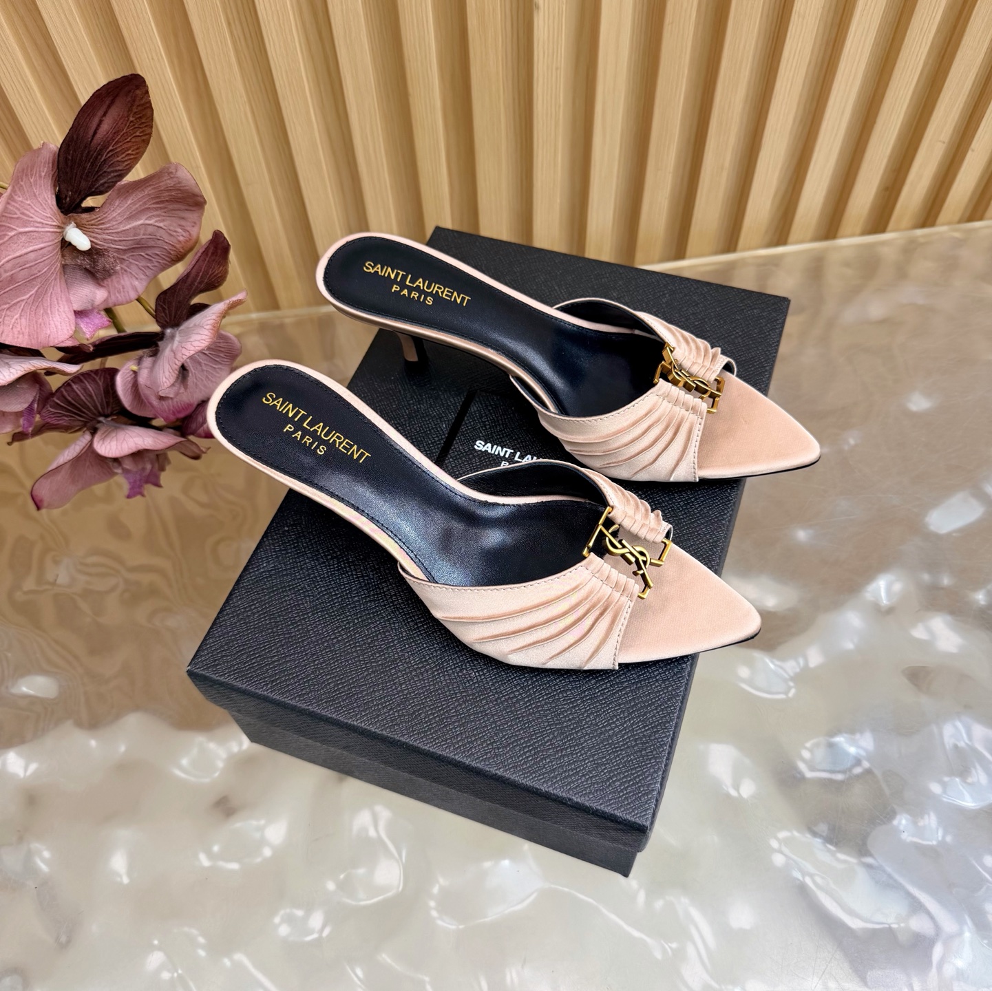 NO:817007,Saint Laurent YSL classic cat-heeled sandals. .20 with airplane case. Super super invincible and popular. The hardware buckles of each layout in our house need to be molded and customized at 1:1!  The size and texture are exactly the same as the original. The upper material is made of silk and the lining is genuine sheepskin. The tiptoe is made of comfortable and soft tiptoe sheepskin. The sole is the original 1:1 custom-made leather outsole. It is perfect and very comfortable on the foot. The foot feels great, and whether you wear it with jeans, a small suit or a skirt, it can be matched with a natural and authentic package. The heel height is 6cm. Italian genuine leather outsole.  Size35-43 (customized for 40, 41, 42, 43), high heels and slippers, saint laurent, saint laurent, saint laurent, sandals, high heels, slippers, skirts, jeans, sheepskin, real silk, Leather soles19860909Saint Laurent圣罗兰家YSL经典秀款猫跟凉鞋 .20配飞机盒超级超级无敌火爆的一个款这款我们家每个版面的五金扣都要开模1:1定制！大小质感与原版完全一致 鞋面材质采用真丝 内里真皮羊皮,踮脚为舒服柔软的踮脚羊皮,鞋底为原版1:1定制真皮大底、简直完美到爆、而且上脚效果非常舒服,脚感很棒,而且无论你搭配牛仔裤,小西服,裙子,都能搭配自然、正品全套包装 跟高6cm 意大利真皮大底 Size35-43（40、41、42、43定制）,高跟鞋拖鞋,saint laurent,saint laurent,saint laurent,sandals,high heels,slippers,skirts,jeans,sheepskin,real silk,Leather soles,Women's Shoes