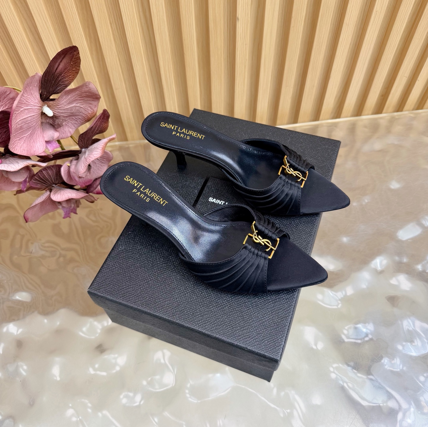 NO:817948,Saint Laurent YSL classic show style cat-heeled sandals —————————— Super super popular style. The hardware buckles of each layout in our house need to be molded and customized at 1:1!  The size and texture are exactly the same as the original. The upper material is made of silk and the lining is genuine sheepskin. The tiptoe is made of comfortable and soft tiptoe sheepskin. The sole is the original 1:1 custom-made leather outsole. It is perfect and very comfortable on the foot. The foot feels great, and whether you wear it with jeans, a small suit or a skirt, it can be matched with a natural and authentic package. The heel height is 6cm. Italian genuine leather outsole.  Size35-43 (customized for 40, 41, 42, 43), high heels and slippers, saint laurent, saint laurent, saint laurent, sandals, high heels, slippers, skirts, jeans, sheepskin, real silk, Leather soles19860909Saint Laurent圣罗兰家YSL经典秀款猫跟凉鞋 ——————————— 超级超级无敌火爆的一个款这款我们家每个版面的五金扣都要开模1:1定制！大小质感与原版完全一致 鞋面材质采用真丝 内里真皮羊皮,踮脚为舒服柔软的踮脚羊皮,鞋底为原版1:1定制真皮大底、简直完美到爆、而且上脚效果非常舒服,脚感很棒,而且无论你搭配牛仔裤,小西服,裙子,都能搭配自然、正品全套包装 跟高6cm 意大利真皮大底 Size35-43（40、41、42、43定制）,高跟鞋拖鞋,saint laurent,saint laurent,saint laurent,sandals,high heels,slippers,skirts,jeans,sheepskin,real silk,Leather soles,Women's Shoes