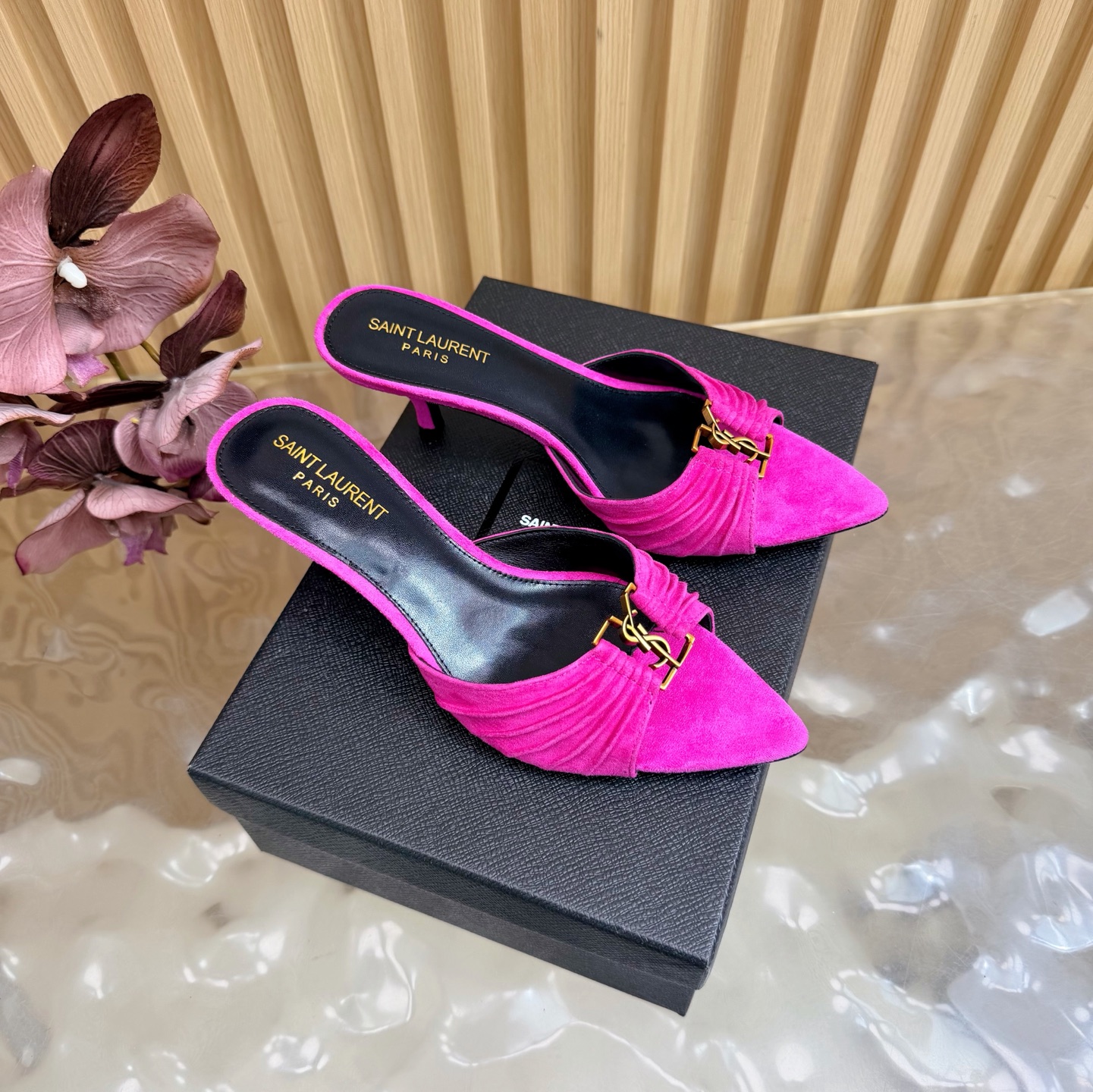 NO:817020,Saint Laurent YSL classic show style cat-heeled sandals ——————————.20. Comes with an airplane box, a super, super, invincible and popular model. The hardware buckles of each layout in our house need to be molded and customized at 1:1!  The size and texture are exactly the same as the original. The upper material is made of genuine sheepskin lining. The tiptoe is made of comfortable and soft tiptoe sheepskin. The sole is the original 1:1 custom-made leather outsole. It is perfect and very comfortable on the foot. The foot feels great, and whether you wear it with jeans, a small suit or a skirt, it can be matched with a natural and authentic package. The heel height is 6cm. Italian genuine leather outsole.  Size35-43 (customized for 40, 41, 42, 43), high heels and slippers, saint laurent, saint laurent, saint laurent, sandals, high heels, slippers, skirts, jeans, sheepskin, sheep, Leather soles19860909Saint Laurent圣罗兰家YSL经典秀款猫跟凉鞋 ———————————.20.配飞机盒超级超级无敌火爆的一个款这款我们家每个版面的五金扣都要开模1:1定制！大小质感与原版完全一致 鞋面材质采用羊京 内里真皮羊皮,踮脚为舒服柔软的踮脚羊皮,鞋底为原版1:1定制真皮大底、简直完美到爆、而且上脚效果非常舒服,脚感很棒,而且无论你搭配牛仔裤,小西服,裙子,都能搭配自然、正品全套包装 跟高6cm 意大利真皮大底 Size35-43（40、41、42、43定制）,高跟鞋拖鞋,saint laurent,saint laurent,saint laurent,sandals,high heels,slippers,skirts,jeans,sheepskin,sheep,Leather soles,Women's Shoes