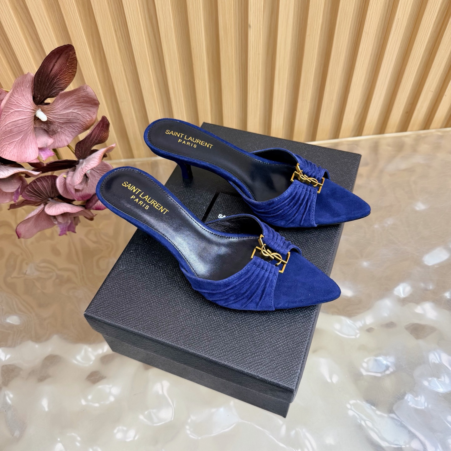 NO:817953,Saint Laurent YSL classic show style cat-heeled sandals —————————— Super super popular style. The hardware buckles of each layout in our house need to be molded and customized at 1:1!  The size and texture are exactly the same as the original. The upper material is made of genuine sheepskin lining. The tiptoe is made of comfortable and soft tiptoe sheepskin. The sole is the original 1:1 custom-made leather outsole. It is perfect and very comfortable on the foot. The foot feels great, and whether you wear it with jeans, a small suit or a skirt, it can be matched with a natural and authentic package. The heel height is 6cm. Italian genuine leather outsole.  Size35-43 (customized for 40, 41, 42, 43), high heels and slippers, saint laurent, saint laurent, saint laurent, sandals, high heels, slippers, skirts, jeans, sheepskin, sheep, Leather soles19860909Saint Laurent圣罗兰家YSL经典秀款猫跟凉鞋 ——————————— 超级超级无敌火爆的一个款这款我们家每个版面的五金扣都要开模1:1定制！大小质感与原版完全一致 鞋面材质采用羊京 内里真皮羊皮,踮脚为舒服柔软的踮脚羊皮,鞋底为原版1:1定制真皮大底、简直完美到爆、而且上脚效果非常舒服,脚感很棒,而且无论你搭配牛仔裤,小西服,裙子,都能搭配自然、正品全套包装 跟高6cm 意大利真皮大底 Size35-43（40、41、42、43定制）,高跟鞋拖鞋,saint laurent,saint laurent,saint laurent,sandals,high heels,slippers,skirts,jeans,sheepskin,sheep,Leather soles,Women's Shoes