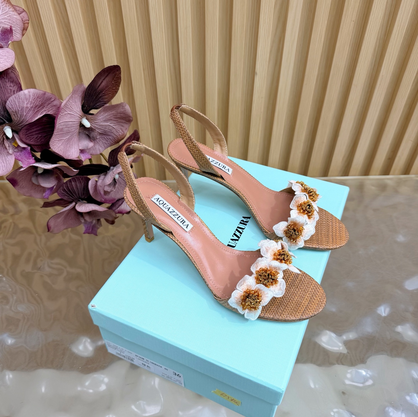NO:817943,2026 spring and summer new style AQUAZZURA Zp original molded new hot diamond strap high-heeled sandals —————————— Made of original customized silk, original molded Swarovski rhinestone decorative buckle, super shiny outsole golden iconic pineapple micro-label gives the item rich brand connotation and luxurious appearance. Genuine leather outsole sheepskin insole. The creation has beautiful and smooth appearance lines and is comfortable and fashionable. Upper fabric  Foot pads: Sheepskin outsole Italian genuine leather outsole Heel height 7.5cm Shoe size: 36–42 (35, 41, 42 are custom-made and non-returnable), high-heeled sandals, sandals, high heels, sheepskin, real silk, Leather soles198609092026春夏新款 AQUAZZURA Zp 原版开模 新品烫钻 带子高跟凉鞋 ——————————— 采用原版定制真丝制成,原版开模施华洛奇水钻装饰扣,超闪 大底金色标志性菠萝微标赋予单品丰富的品牌内涵与奢华的外观单品真皮大底羊皮鞋垫 创作即外观线条优美流畅又上脚舒适时髦精必入款. 鞋面织布 脚垫: 羊皮 大底意大利真皮大底 跟高7.5cm 鞋码: 36–42（35、41、42定做不退换),高跟鞋凉鞋,sandals,high heels,sheepskin,real silk,Leather soles,Women's Shoes