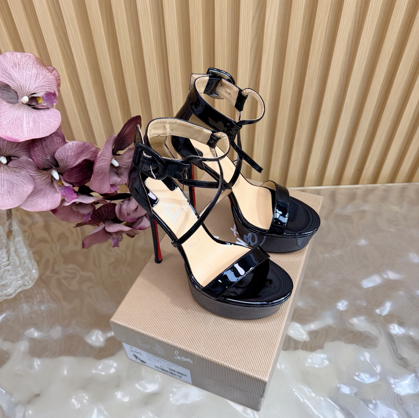 NO:817934,Christian Louboutin | 2026s original CL new show high heels ~ Fashion catwalk red-soled sandals ———————————— New red-soled metal and fiery rose high-heeled shoes There is nothing to say, they are completely beautiful and crazy #fatal temptation Upper: Beautiful new style, with roses on the toes, sewn from petals into flowers, and inlaid with crystals, all handmade  Size35–42 (35.40.41.42) Customized, non-returnable, heel height 14.5cm, platform 4.5cm, high heels and slippers, christian louboutin, sandals, high heels, slippers, sheepskin, Leather soles19860909Christian Louboutin | 2026s原版CL全新秀款高跟鞋～ 时装走秀红底凉鞋 ———————————— 新款红底金属跟火红玫瑰高跟鞋 没什么好说的就是一整个美疯#致命的诱惑 鞋面:绝美的新款,盛放足尖上的玫瑰,从花瓣缝制为花朵,在到水晶的镶嵌均全部纯手工缝制 上脚精致逼人 材质漆皮 内里羊皮里 大底原版进口顶级真皮大底 Size35–42（35.40.41.42）订做不退换 跟高14.5cm 水台4.5cm,高跟鞋拖鞋,christian louboutin,sandals,high heels,slippers,sheepskin,Leather soles,Women's Shoes