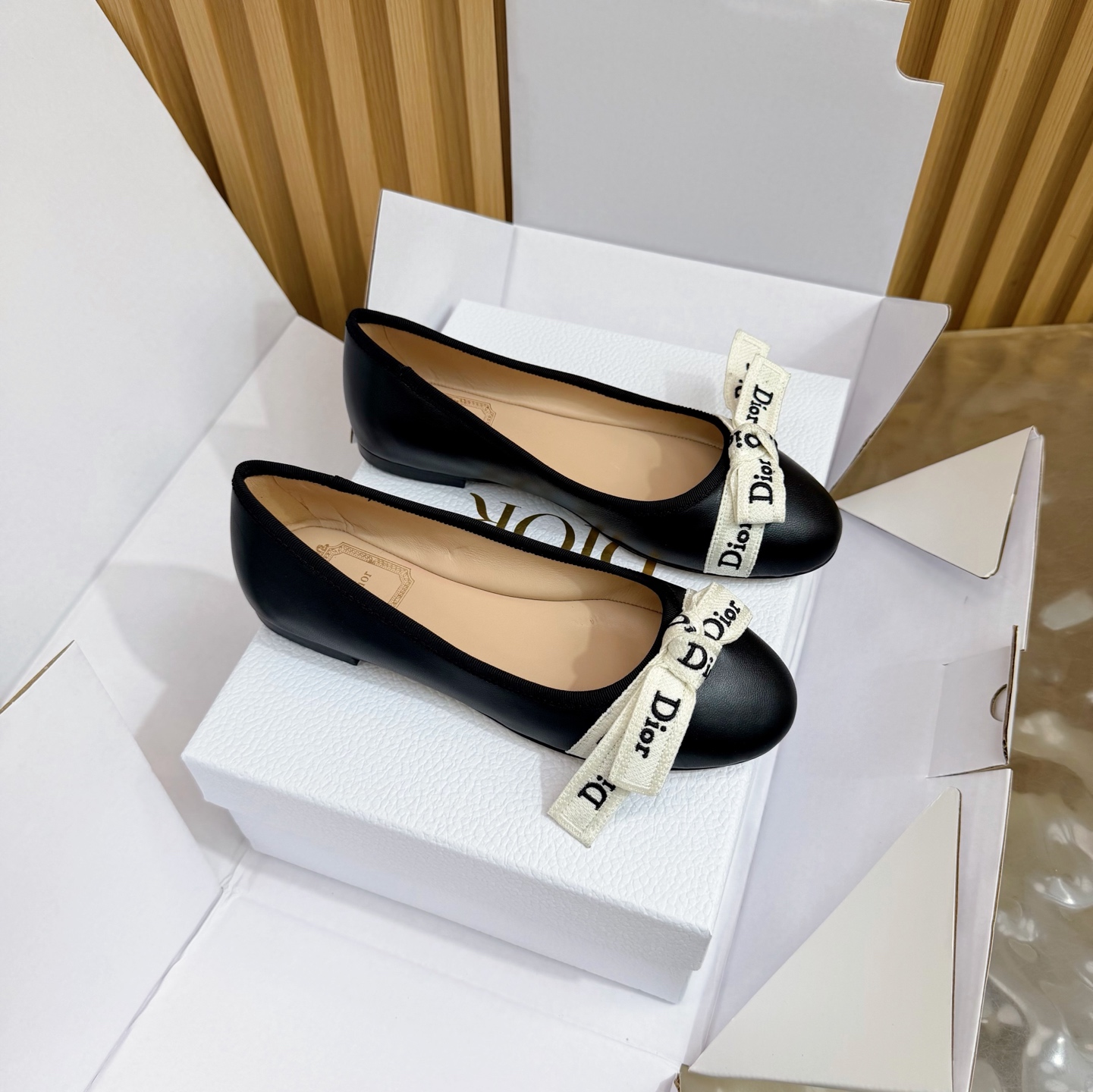 NO:817911,-Top quality (with high-end airplane box) 26ss spring and summer new Dior Dior J'Adior high heels classic letter embroidered webbing side empty shoes bow patent leather shoes This J'Adior high heels are designed by Jonathan Anderson (Jonathan Anderson)  Anderson) presents a new interpretation of Dior's classic series, highlighting Dior's exquisite craftsmanship and enhancing its style with a sense of fashion. It is carefully made of black patent leather and other materials. The elegant round toe is matched with a side graphic-style hollow design, which is unique. The two-color Dior embroidered ribbon is embellished with a bow. Paired with a 7.5 cm thick heel, it is more fashionable and elegant. The upper is customized cowhide, the lining is sheepskin, the sole is Italian A-grade leather, the heel is high and flat.  Size 35-39 (40.41.42 customized, non-refundable), single shoes, dior, dior, high heels, cowhide, sheepskin, Leather soles19860909-顶级品质（配高档飞机盒） 26ss春夏新款Dior 迪奥 J'Adior 高跟鞋经典字母刺绣织带侧空单鞋蝴蝶结漆皮单鞋 这款J'Adior 高跟鞋由乔纳森.安德森(Jonathan Anderson)倾情呈献,全新演绎Dior的经典系列,彰显Dior的精湛工艺,以时尚感提升格调.采用黑色漆皮牛皮革等材质精心制作,优雅圆形鞋头搭配侧面图形风格镂空设计,别具一格,双色Dior刺绣饰带点缀以蝴蝶结.搭配7.5厘米粗跟,更显时髦高雅. 鞋面定制牛皮 内里垫脚羊皮 鞋底意大利A级真皮大底 跟高平底 码数35-39（40.41.42定做不退换）,单鞋,dior,dior,high heels,cowhide,sheepskin,Leather soles,Women's Shoes