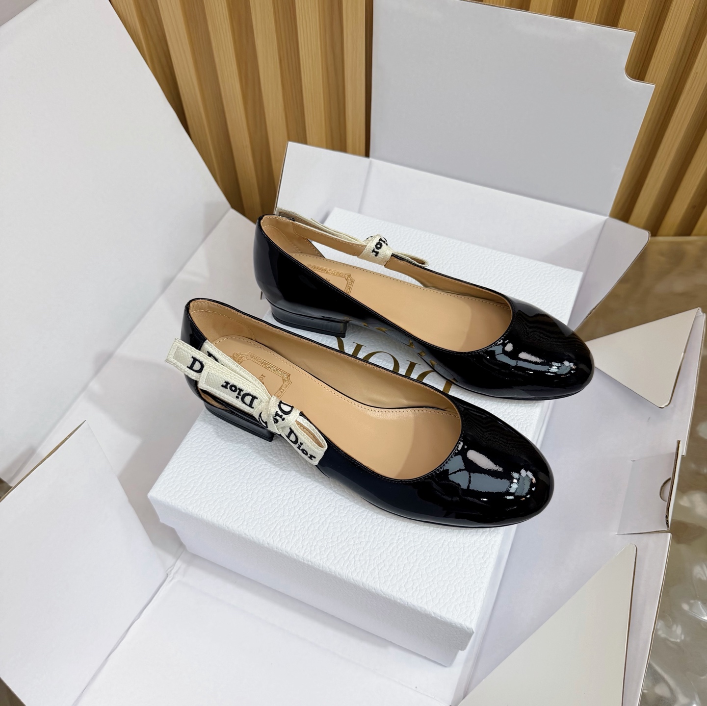 NO:817917,-Top quality (with high-end airplane box) 26ss spring and summer new Dior Dior J'Adior high heels classic letter embroidered webbing side empty shoes bow patent leather shoes This J'Adior high heels are designed by Jonathan Anderson (Jonathan Anderson)  Anderson) presents a new interpretation of Dior's classic series, highlighting Dior's exquisite craftsmanship and enhancing its style with a sense of fashion. It is carefully made of black patent cow leather and other materials. The elegant round toe is matched with a graphic-style hollow design on the side, which is unique. The two-color Dior embroidered ribbon is embellished with a bow. Paired with a 7.5 cm thick heel, it is more fashionable and elegant. Customized patent leather upper, sheepskin lining, Italian A-grade leather outsole, high flat sole  Size 35-39 (40.41.42 customized, non-refundable), single shoes, dior, dior, high heels, cowhide, sheepskin, Leather soles19860909-顶级品质（配高档飞机盒） 26ss春夏新款Dior 迪奥 J'Adior 高跟鞋经典字母刺绣织带侧空单鞋蝴蝶结漆皮单鞋 这款J'Adior 高跟鞋由乔纳森.安德森(Jonathan Anderson)倾情呈献,全新演绎Dior的经典系列,彰显Dior的精湛工艺,以时尚感提升格调.采用黑色漆皮牛皮革等材质精心制作,优雅圆形鞋头搭配侧面图形风格镂空设计,别具一格,双色Dior刺绣饰带点缀以蝴蝶结.搭配7.5厘米粗跟,更显时髦高雅. 鞋面定制漆皮 内里垫脚羊皮 鞋底意大利A级真皮大底 跟高平底 码数35-39（40.41.42定做不退换）,单鞋,dior,dior,high heels,cowhide,sheepskin,Leather soles,Women's Shoes