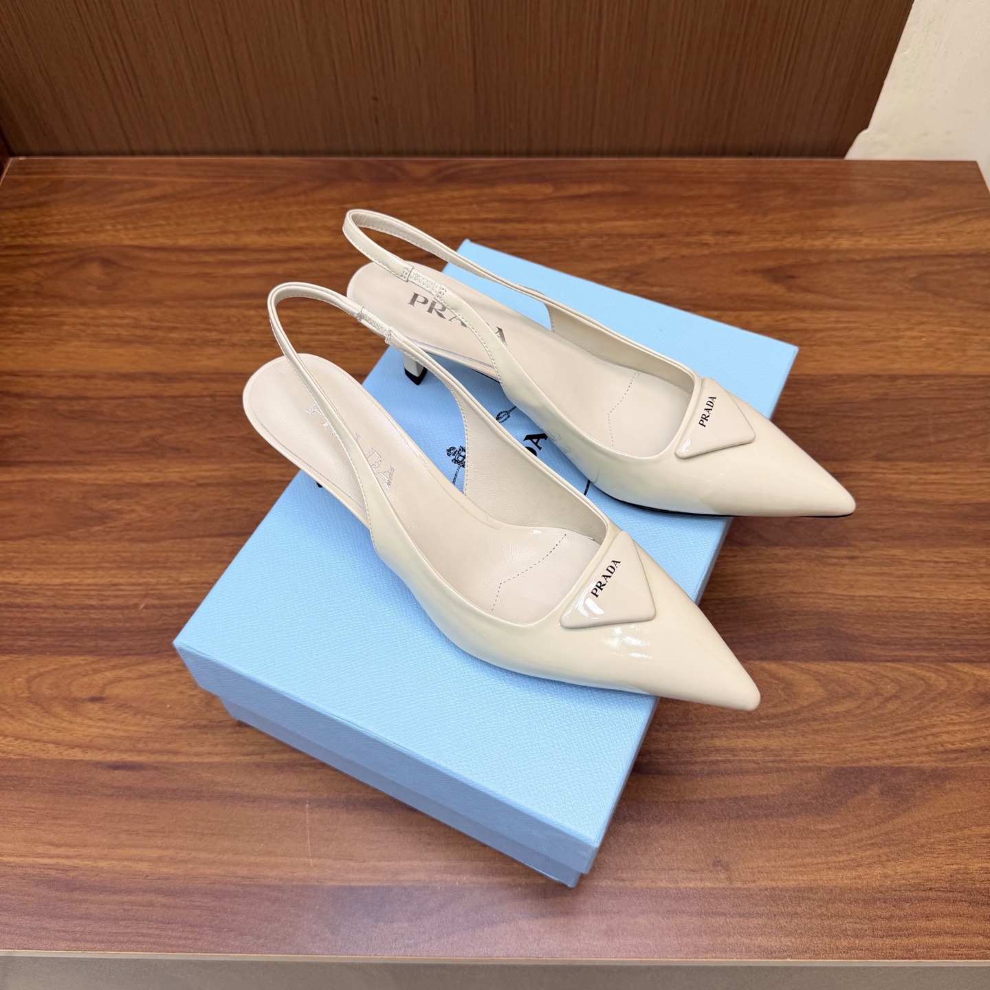 NO:931153,2026 Early Autumn New Prada Prada catwalk model pointed toe hollow high heels Retro old money style shoes/sandals ————————————The top version is full of future technology sense The minimalist beauty that has been missing for a long time in the fashion industry is fashionable and exquisite. It has a sense of high-end for daily wear. It adopts a pointed toe design, which is very fashionable and aggressive, highlighting personality; the shoe body has unique dividing lines, adding design details, which is different from ordinary pointed toe shoes, and has the iconic avant-garde style of the Prada brand.  Made of high-quality leather material, the texture is high-end and has a distressed effect, showing a retro and modern texture. The craftsmanship is fine, reflecting the high-end quality of the brand. The stiletto design enhances the wearer's aura while maintaining good stability, suitable for daily commuting or special occasions. Patent leather upper, sheepskin lining, Italian genuine leather outsole, heel height 5.5cm  Size 35-39 (40.41.42 customized, non-refundable), sandals, prada, prada, sandals, high heels, sheepskin, Leather soles198609092026早秋新款 Prada 普拉达走秀款尖头镂空高跟鞋 复古老钱风单鞋/凉鞋 ————————————顶级版本 未来科技感满满 时尚界久违的极简之美 时髦又精致 日常穿出高级感 采用尖头设计,极具时尚感与攻击性,彰显个性；鞋身有独特的分割线条,增添设计细节,区别于普通尖头鞋,带有Prada品牌标志性的前卫风格. 选用优质皮革材质,质感高级,且有做旧效果的纹理,呈现出复古又摩登的质感,工艺精细,体现品牌高端品质.细高跟设计,提升穿着者气场,同时保持了较好的稳定性,适合日常通勤或特殊场合穿着. 鞋面漆皮 内里垫脚羊皮 鞋底意大利真皮大底 跟高5.5cm 码数35-39（40.41.42定做不退换）,凉鞋,prada,prada,sandals,high heels,sheepskin,Leather soles,Women's Shoes