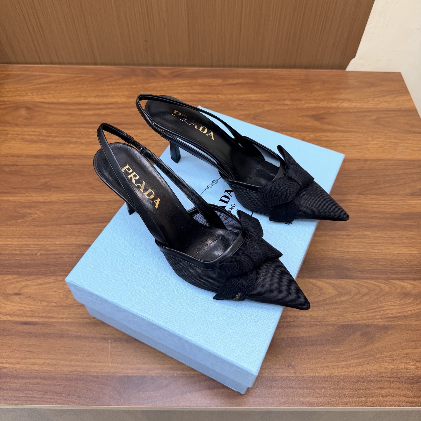 NO:931164,2026 Early Autumn New Prada Prada catwalk model pointed toe hollow high heels Retro old money style shoes/sandals ————————————The top version is full of future technology sense The minimalist beauty that has been missing for a long time in the fashion industry is fashionable and exquisite. It has a sense of high-end for daily wear. It adopts a pointed toe design, which is very fashionable and aggressive, highlighting personality; the shoe body has unique dividing lines, adding design details, which is different from ordinary pointed toe shoes, and has the iconic avant-garde style of the Prada brand.  Made of high-quality leather material, the texture is high-end and has a distressed effect, showing a retro and modern texture. The craftsmanship is fine, reflecting the high-end quality of the brand. The stiletto design enhances the wearer's aura while maintaining good stability, suitable for daily commuting or special occasions. Mesh upper, sheepskin lining, Italian genuine leather outsole, heel height 7.5cm  Size 35-39 (40.41.42 customized, non-refundable), sandals, prada, prada, sandals, high heels, sheepskin, Leather soles198609092026早秋新款 Prada 普拉达走秀款尖头镂空高跟鞋 复古老钱风单鞋/凉鞋 ————————————顶级版本 未来科技感满满 时尚界久违的极简之美 时髦又精致 日常穿出高级感 采用尖头设计,极具时尚感与攻击性,彰显个性；鞋身有独特的分割线条,增添设计细节,区别于普通尖头鞋,带有Prada品牌标志性的前卫风格. 选用优质皮革材质,质感高级,且有做旧效果的纹理,呈现出复古又摩登的质感,工艺精细,体现品牌高端品质.细高跟设计,提升穿着者气场,同时保持了较好的稳定性,适合日常通勤或特殊场合穿着. 鞋面网纱 内里垫脚羊皮 鞋底意大利真皮大底 跟高7.5cm 码数35-39（40.41.42定做不退换）,凉鞋,prada,prada,sandals,high heels,sheepskin,Leather soles,Women's Shoes