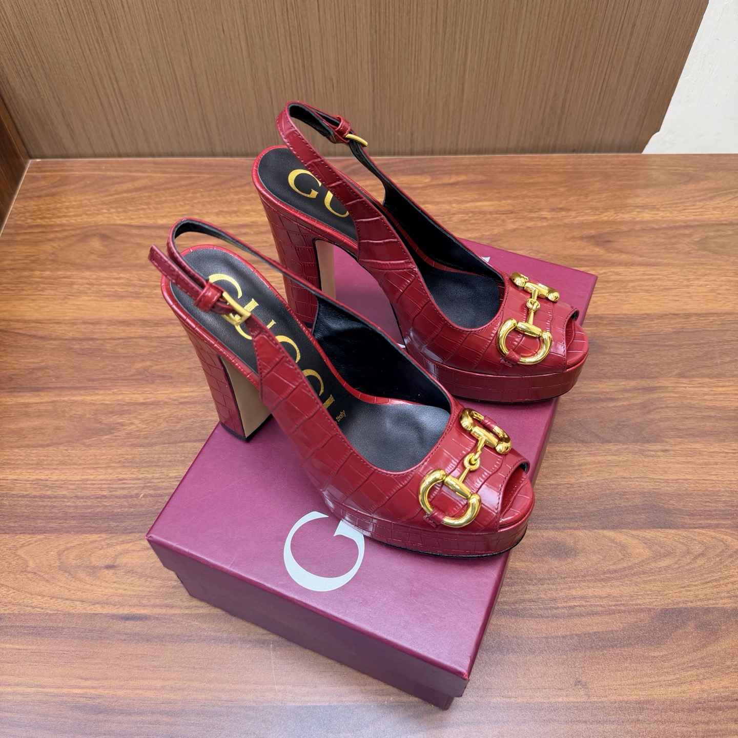 NO:931101,Gucci/Gucci classic horsebit wedge sandals G's iconic horsebit meets fashionable cowhide stone pattern water table ———————————— A fashion feast that is both gorgeous and comfortable begins. This pair of sandals is a passionate collision of classic and modern. Every step is a confident expression of Italian fashion. It cleverly lengthens the leg line and enhances the overall temperament, allowing you to easily show an elegant posture while walking. The thick-soled design increases stability, makes walking more comfortable and does not tire your feet.  The fabric is made of original custom-made stone grain cowhide. The inner pads are all lambskin. The genuine leather outsole imported from Italy has a heel height of 10.8cm and a water table of 3.3cm. Size35-39 (customized on 40/41/42), high heels and sandals, gucci, gucci, gucci, sandals, high heels, cowhide, sheepskin, Leather soles19860909Gucci/古驰经典马衔扣坡跟凉鞋 G家标志性马衔扣 邂逅时髦牛皮石头纹 水台 ———————————— 一场华丽与舒适兼得的时尚盛宴就此开启. 这双凉鞋 是经典与现代的激情碰撞 每一步都是意式风尚的自信表达. 巧妙拉长腿部线条 提升整体气质 让你在行走间轻松展现优雅姿态 厚底设计增加稳定性 行走更自在 不累脚. 面料采用原版定制石头纹牛皮 内里垫脚均为小羊皮 意大利进口真皮大底 跟高10.8cm 水台3.3cm size35-39（40/41/42定制）,高跟鞋凉鞋,gucci,gucci,gucci,sandals,high heels,cowhide,sheepskin,Leather soles,Women's Shoes