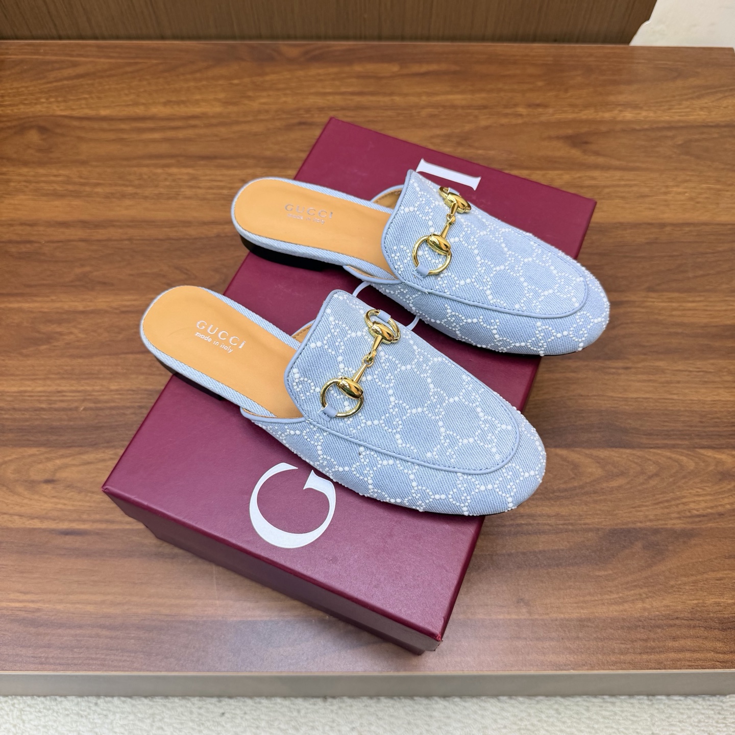 NO:931078,2026 Spring and Summer Gucci's latest diamond buckle double G horsebit block heel sandals —————————— This women's thong sandals are paired with gold-toned accessories decorated with classic big D new horsebit details, highlighting the brand heritage and showing a unique charm. Made of exquisite sheepskin, the design is elegant yet casual, making it a refreshing and ideal item for the warm season. The upper is imported denim with rhinestones. The lining/foot pad is lambskin. The sole is genuine leather and the heel is high and flat.  Matching code 35-43 (41/40/42/customized, non-refundable), half drag, gucci, sandals, sheepskin198609092026 春夏季Gucci最新钻扣双G字马衔扣粗跟 凉鞋 ——————————— 这款女士夹趾凉鞋搭配饰经典大D新马衔扣细节金色调配件,彰显品牌传承,尽显别样魅力.采用精致羊皮打造,设计优雅而不失随性,是暖季造型的清爽理想单品 鞋面进口牛仔布烫钻 内里/垫脚小羊皮 鞋底真皮底 跟高平底 配码35-43（41/40/42/定做不退换）,半拖,gucci,sandals,sheepskin,Women's Shoes