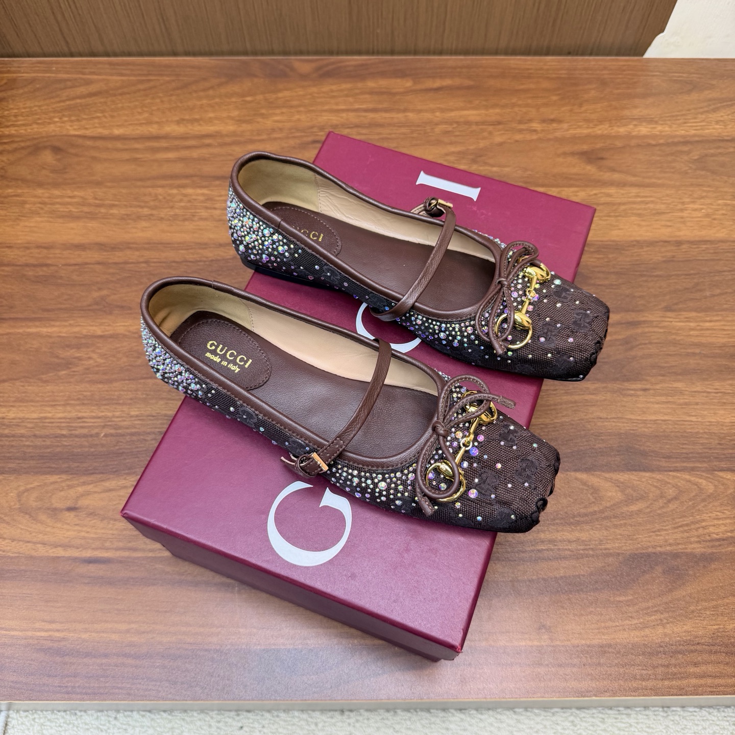 NO:931066,[Details upgraded, workmanship upgraded] GUCCI Gucci Ballet Shoes 2026 Early Spring Series Ballet Shoes Sandals/Shoes ———————————— Let’s just say that this year is the year of ballet shoes, and the ballet shoes of Gucci 2025 Early Spring Series are also popular!  Small square toe design + classic horsebit buckle, delicate and elegant with a touch of playfulness, fashionable and good-looking to wear. Canvas upper with rhinestones, sheepskin for foot pads. Original genuine leather outsole. Size: 35-42 (customized for 40, 41, 42), ballet shoes, gucci, gucci, sandals, sheepskin, Leather soles19860909【细节升级,做工升级】 GUCCI 古驰芭蕾鞋2026早春系列芭蕾鞋凉鞋/单鞋 ——————————— 就说今年是芭蕾鞋大年,Gucci 2025早春系列的芭蕾鞋也火了！小方头设计+经典马衔扣,在精致、优雅中又带着一丝俏皮,穿起来时髦又好看 鞋面帆布烫钻 垫脚羊皮 鞋底原版真皮大底 码数: 35-42（40、41、42定制）,芭蕾舞鞋,gucci,gucci,sandals,sheepskin,Leather soles,Women's Shoes