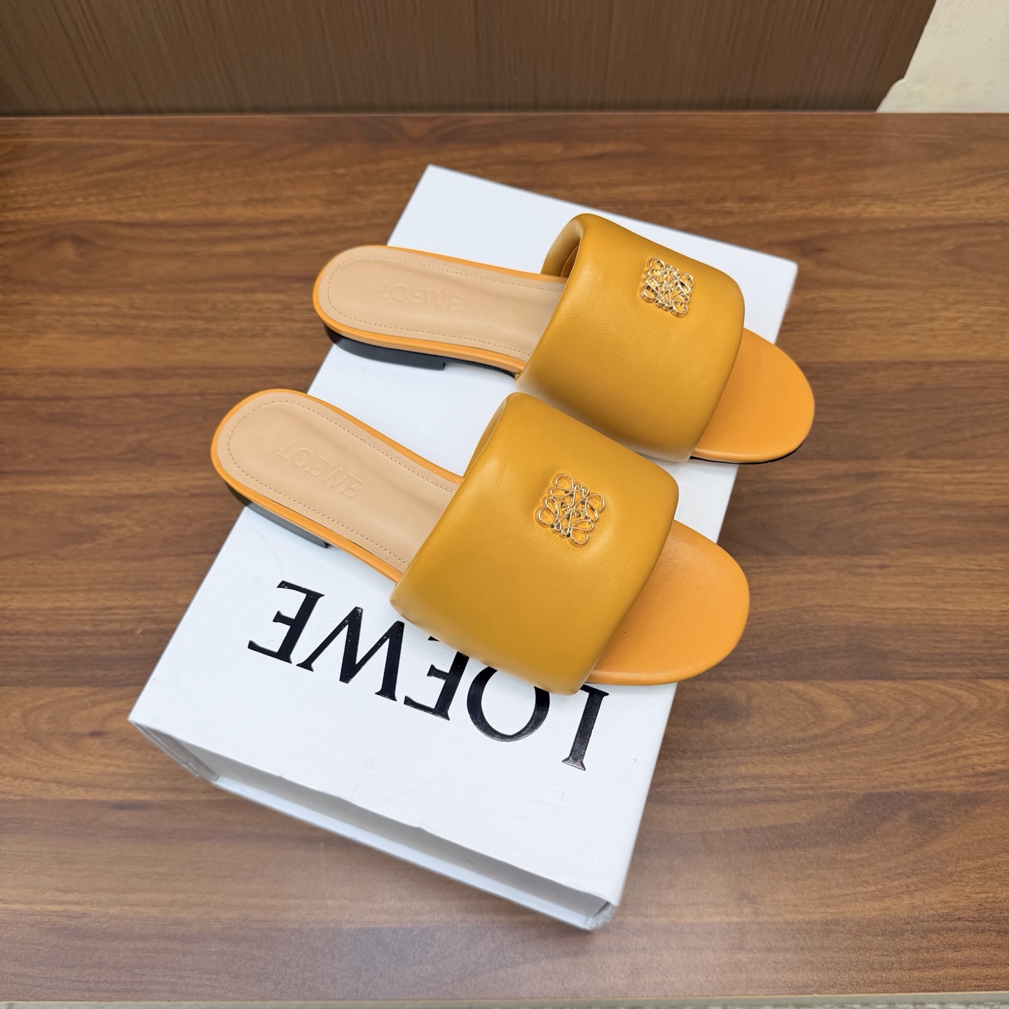NO:931056,2026Ss counter new model [Loewe] Loewe bread slippers series. Hot new style. Matches the overall original last shape, fashionable and personalized. Great color. —————————— ●Material sheepskin ●Water-dyed sheepskin inside ●Water-dyed cowhide for feet ●Original leather outsole ●Heel: flat ●Packaging Original full set of packaging  ●Code number 35-41 (40, 41 customized), slippers, loewe, loewe, slippers, cowhide, sheepskin, Leather soles198609092026Ss 专柜新款【罗意威Loewe】 面包拖鞋系列 火爆新款 配合整体原版楦型,时尚而个性好穿 颜色超赞 —————————— ●面料羊皮 ●内里水染羊皮 ●垫脚水染牛皮 ●大底原版真皮大底 ●跟: 平底 ●包装原版全套包装 ●码数35-41（40、41定制）,拖鞋,loewe,loewe,slippers,cowhide,sheepskin,Leather soles,Women's Shoes