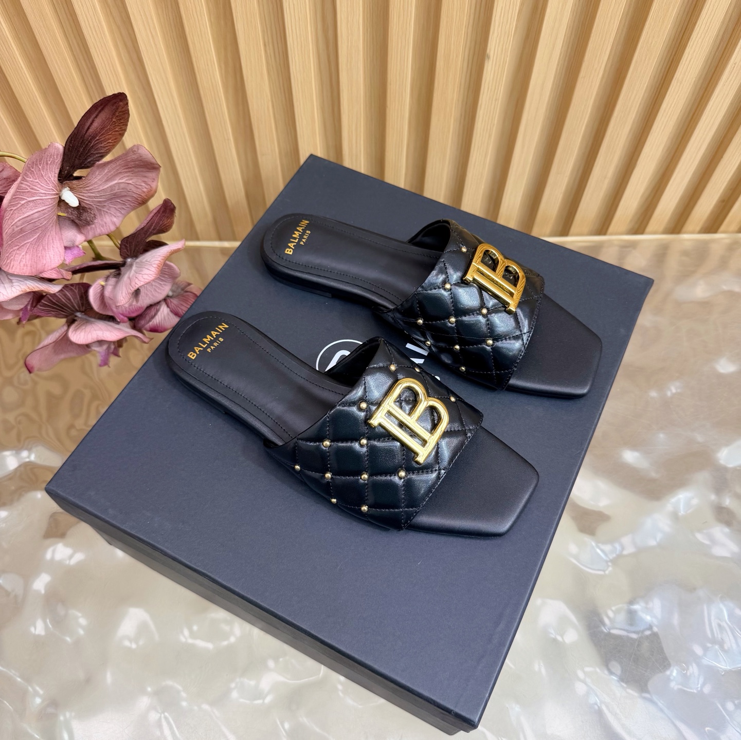 NO:817902,Balmain Balmain autumn and winter 2026 latest catwalk fashion flat slippers ———————— Balmain is becoming more and more unique and outstanding. Hurry up and get a pair of Balmain shoes, which are straightforward, invincible and beautiful! This sandal is really impressive and looks great. It is developed by the original factory and will not be sold without the original version. Material: original custom cowhide. Imported cowhide lining. High flat sole. Outsole: genuine leather outsole imported from Italy. Buckle: original buckle mold. Number of yards: 36--42 (40.41.42 customized, non-refundable). Slippers, balmain, balmain, slippers, cowhide, Leather soles19860909Balmain巴尔曼秋冬2026最新款走秀时装平底拖鞋 ——————————— 巴尔曼 愈发別致出众 赶紧来一双巴尔曼小美鞋率性的 无敌气场无敌好看！这凉拖真是气势十足 好看的不行 原厂开发,无原版不做货   材质原版定制牛皮 内里进口牛皮 跟高平底 大底: 意大利进口真皮大底 饰扣: 原版饰扣开模 码数: 36--42（40.41.42定制不退换）,拖鞋,balmain,balmain,slippers,cowhide,Leather soles,Women's Shoes
