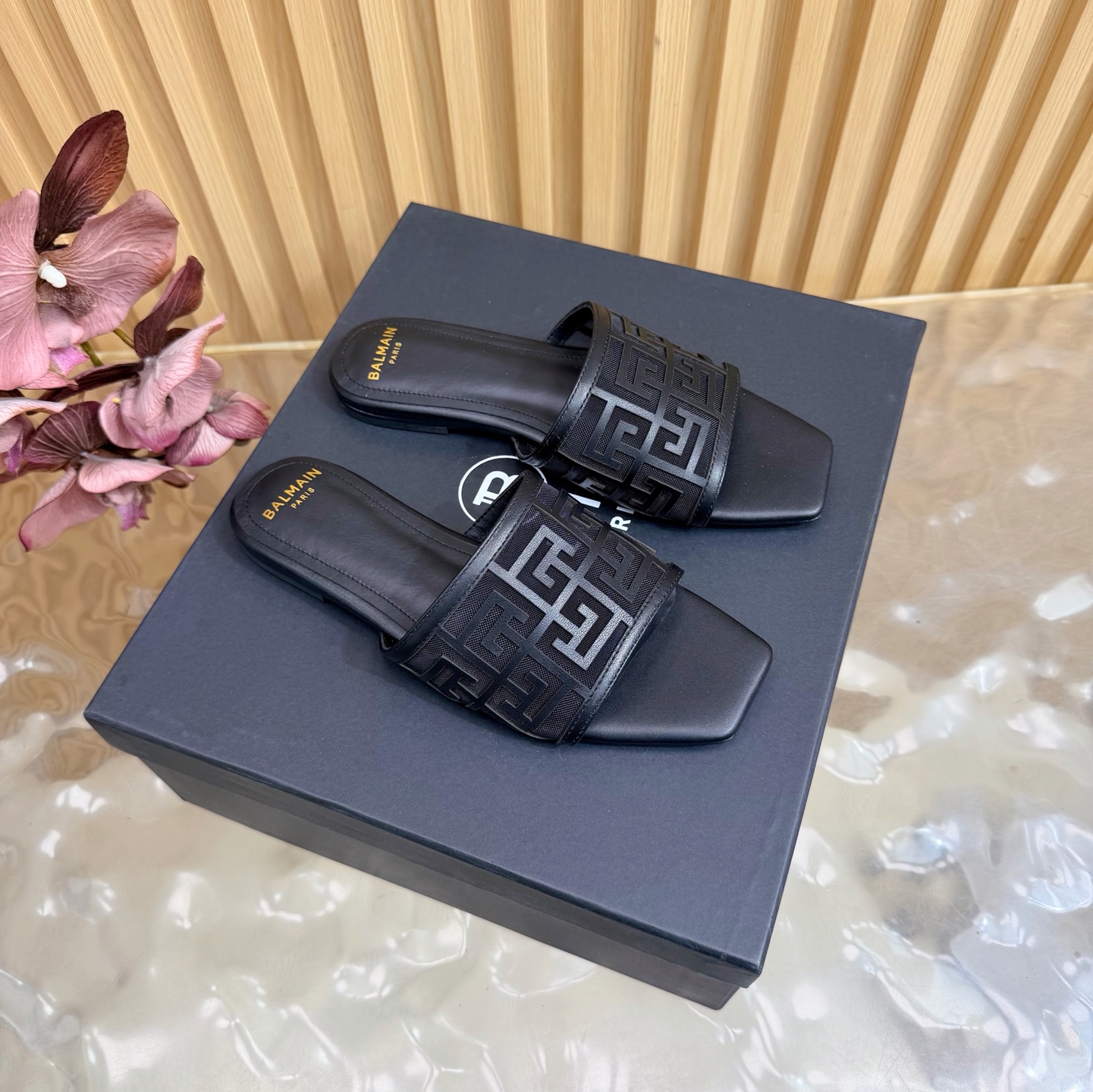 NO:817907,Balmain Balmain autumn and winter 2026 latest catwalk fashion flat slippers ———————— Balmain is becoming more and more unique and outstanding. Hurry up and get a pair of Balmain shoes, which are straightforward, invincible and beautiful! This sandal is really impressive and looks great. It is developed by the original factory and will not be sold without the original version. Material: Original custom-made cowhide mesh. Imported cowhide inside. High flat sole. Outsole: Genuine leather outsole imported from Italy. Buckle: Original buckle. Mold number: 36--42 (40.41.42 customized, non-refundable). Slippers, balmain, balmain, slippers, cowhide, Leather soles19860909Balmain巴尔曼秋冬2026最新款走秀时装平底拖鞋 ——————————— 巴尔曼 愈发別致出众 赶紧来一双巴尔曼小美鞋率性的 无敌气场无敌好看！这凉拖真是气势十足 好看的不行 原厂开发,无原版不做货   材质原版定制牛皮网纱 内里进口牛皮 跟高平底 大底: 意大利进口真皮大底 饰扣: 原版饰扣开模 码数: 36--42（40.41.42定制不退换）,拖鞋,balmain,balmain,slippers,cowhide,Leather soles,Women's Shoes