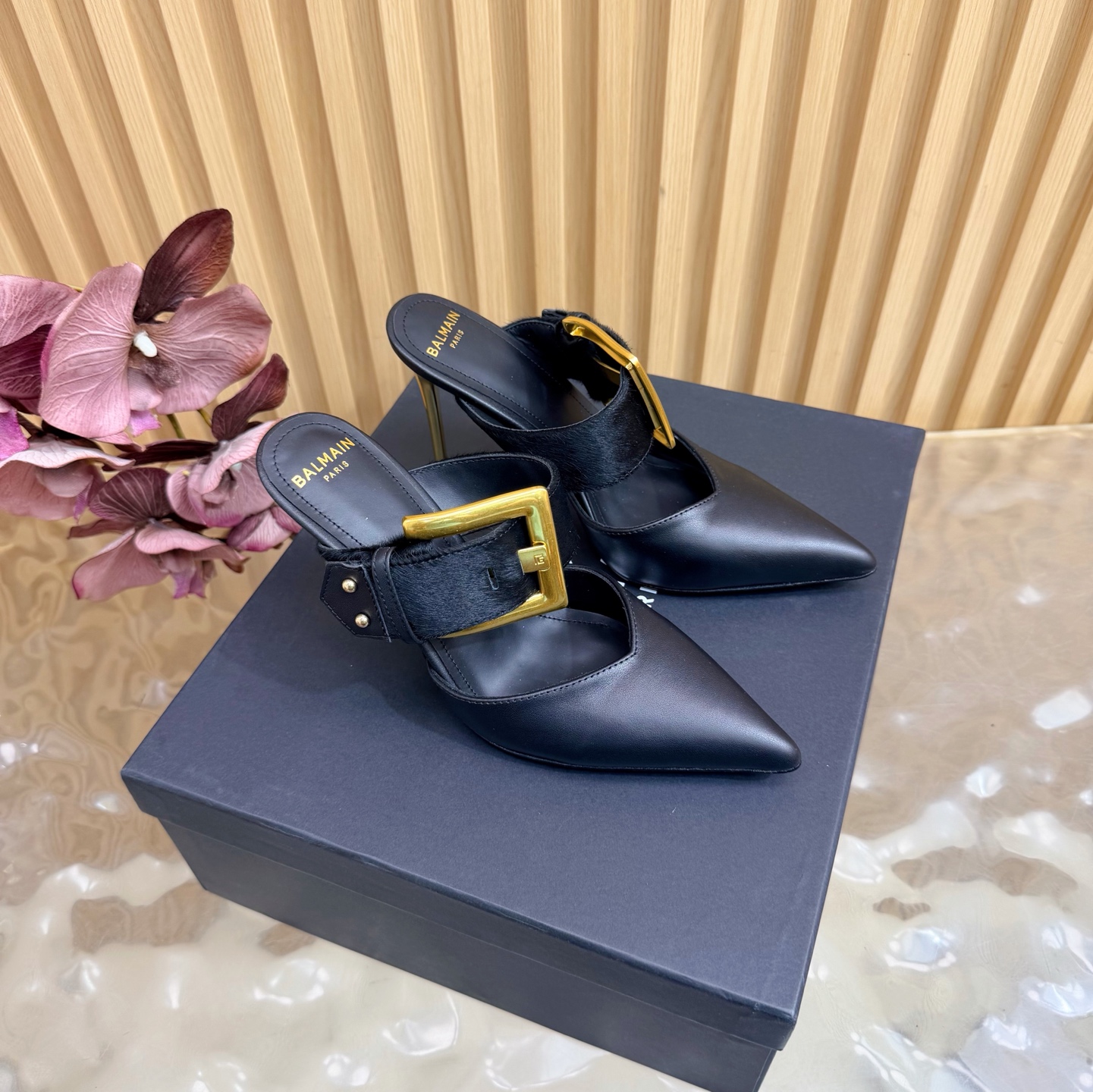 NO:817884,Balmain Balmain Autumn and Winter 2026 latest catwalk fashion high-heeled Muller half-drag ——————— Balmain is becoming more and more unique and outstanding. Hurry up and get a pair of Balmain small shoes, which are straightforward, invincible and beautiful! This sandal is really impressive and looks great. It is developed by the original factory and will not be produced without the original version. The material is original custom-made cowhide and horse hair. The lining is imported cowhide. High flat sole. Outsole: genuine leather outsole imported from Italy (9.5cm). Buckle: Original buckle mold. Number of yards: 36--42 (40.41.42 customization is not returnable). High-heeled sandals, balmain, balmain, sandals, high heels, cowhide, Leather. soles19860909Balmain巴尔曼秋冬2026最新款走秀时装高跟穆勒半拖 ——————————— 巴尔曼 愈发別致出众 赶紧来一双巴尔曼小美鞋率性的 无敌气场无敌好看！这凉拖真是气势十足 好看的不行 原厂开发,无原版不做货   材质原版定制牛皮马毛 内里进口牛皮 跟高平底 大底: 意大利进口真皮大底（9.5cm） 饰扣: 原版饰扣开模 码数: 36--42（40.41.42定制不退换）,高跟鞋凉鞋,balmain,balmain,sandals,high heels,cowhide,Leather soles,Women's Shoes