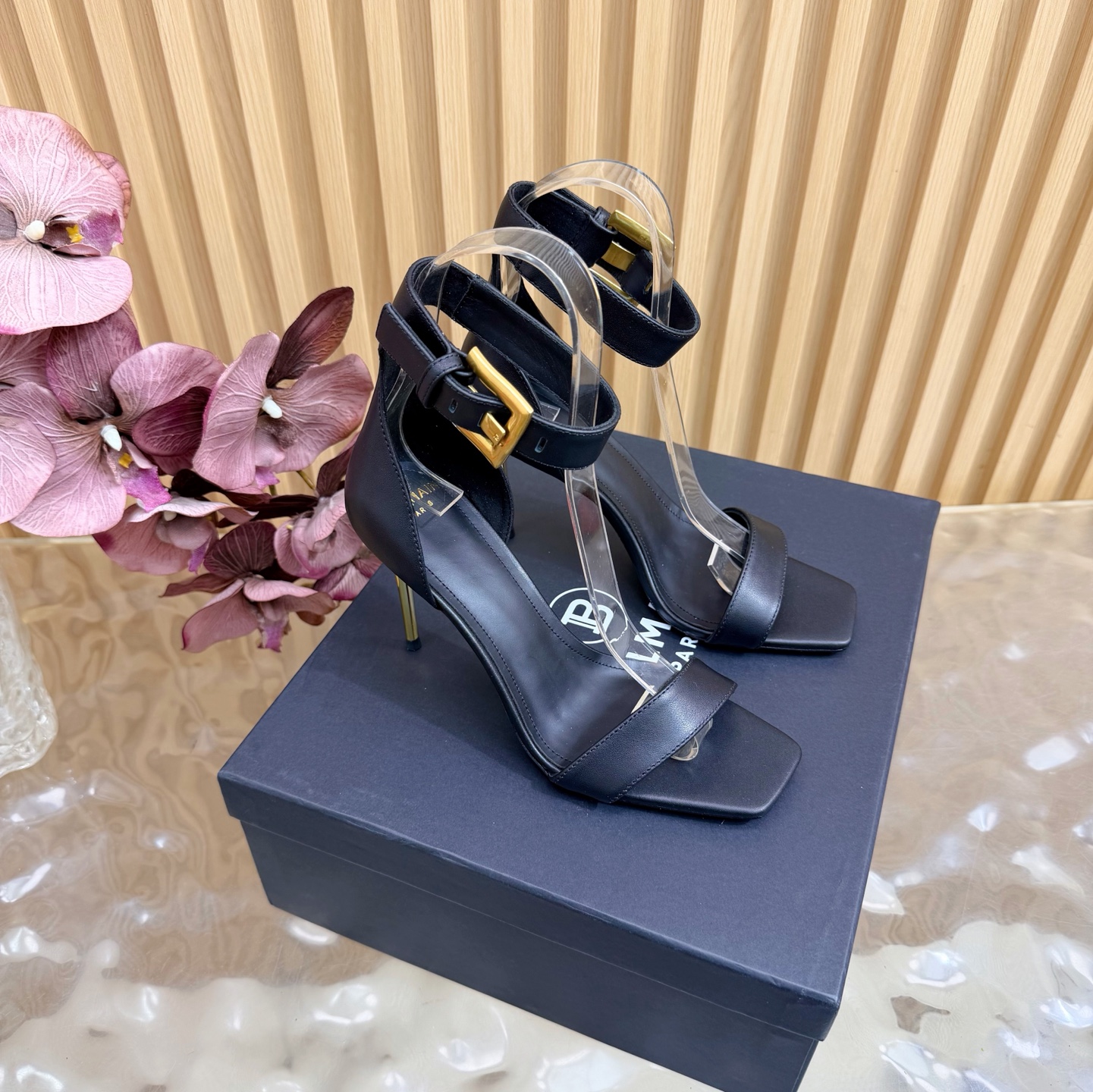 NO:817880,Balmain Balmain autumn and winter 2026 latest catwalk fashion high-heeled sandals ———————— Balmain is becoming more and more unique and outstanding. Hurry up and get a pair of Balmain shoes, which are straightforward, invincible and beautiful! This sandal is really impressive and looks great. It is developed by the original factory and will not be sold without the original version. The material is original custom-made cowhide. Imported cowhide inside. High flat sole. Outsole: Italian imported genuine leather outsole (9.5cm). Buckle: Original buckle molding. Number of yards: 36--42 (40.41.42 customization is non-refundable). High-heeled sandals, balmain, balmain, sandals, high heels, cowhide, Leather soles19860909Balmain巴尔曼秋冬2026最新款走秀时装高跟凉鞋 ——————————— 巴尔曼 愈发別致出众 赶紧来一双巴尔曼小美鞋率性的 无敌气场无敌好看！这凉拖真是气势十足 好看的不行 原厂开发,无原版不做货   材质原版定制牛皮 内里进口牛皮 跟高平底 大底: 意大利进口真皮大底（9.5cm） 饰扣: 原版饰扣开模 码数: 36--42（40.41.42定制不退换）,高跟鞋凉鞋,balmain,balmain,sandals,high heels,cowhide,Leather soles,Women's Shoes