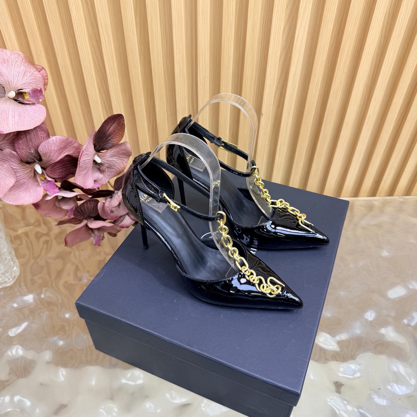 NO:817875,Balmain autumn and winter 2026 latest catwalk fashion chain high-heeled sandals ——————————— Balmain is becoming more and more unique and outstanding. Hurry up and get a pair of Balmain shoes, which are straightforward, invincible and beautiful! This sandal is really impressive and looks great. It is developed by the original factory and will not be sold without the original version. The material is original custom-made patent leather. The lining is imported cowhide. High flat sole. Outsole: genuine leather outsole imported from Italy (9.5cm). Buckle: original molded buckle. Number of codes: 36--42 (40.41.42 customization is not returnable). High-heeled sandals, balmain, balmain, sandals, high heels, cowhide, Leather soles19860909Balmain巴尔曼秋冬2026最新款走秀时装链条高跟凉鞋 ——————————— 巴尔曼 愈发別致出众 赶紧来一双巴尔曼小美鞋率性的 无敌气场无敌好看！这凉拖真是气势十足 好看的不行 原厂开发,无原版不做货   材质原版定制漆皮 内里进口牛皮 跟高平底 大底: 意大利进口真皮大底（9.5cm） 饰扣: 原版饰扣开模 码数: 36--42（40.41.42定制不退换）,高跟鞋凉鞋,balmain,balmain,sandals,high heels,cowhide,Leather soles,Women's Shoes
