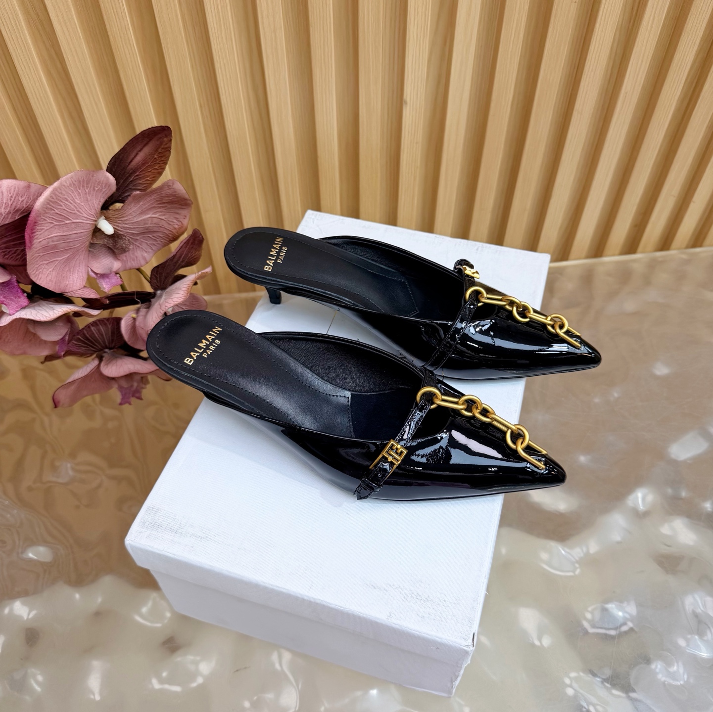 NO:817871,Balmain autumn and winter 2026 latest catwalk fashion chain high-heeled sandals ——————————— Balmain is becoming more and more unique and outstanding. Hurry up and get a pair of Balmain shoes, which are straightforward, invincible and beautiful! This sandal is really impressive and looks great. It is developed by the original factory and will not be sold without the original version. The material is original custom-made patent leather. Imported cowhide leather inside. High flat sole. Outsole: Italian imported genuine leather outsole (4.5cm). Buckle: Original buckle. Number of molds: 36--42 (40.41.42 customized, non-refundable), half-slip high heels, balmain, balmain, sandals, high heels, cowhide, Leather soles19860909Balmain巴尔曼秋冬2026最新款走秀时装链条高跟凉鞋 ——————————— 巴尔曼 愈发別致出众 赶紧来一双巴尔曼小美鞋率性的 无敌气场无敌好看！这凉拖真是气势十足 好看的不行 原厂开发,无原版不做货   材质原版定制漆皮 内里进口牛皮 跟高平底 大底: 意大利进口真皮大底（4.5cm） 饰扣: 原版饰扣开模 码数: 36--42（40.41.42定制不退换）,半拖高跟鞋,balmain,balmain,sandals,high heels,cowhide,Leather soles,Women's Shoes