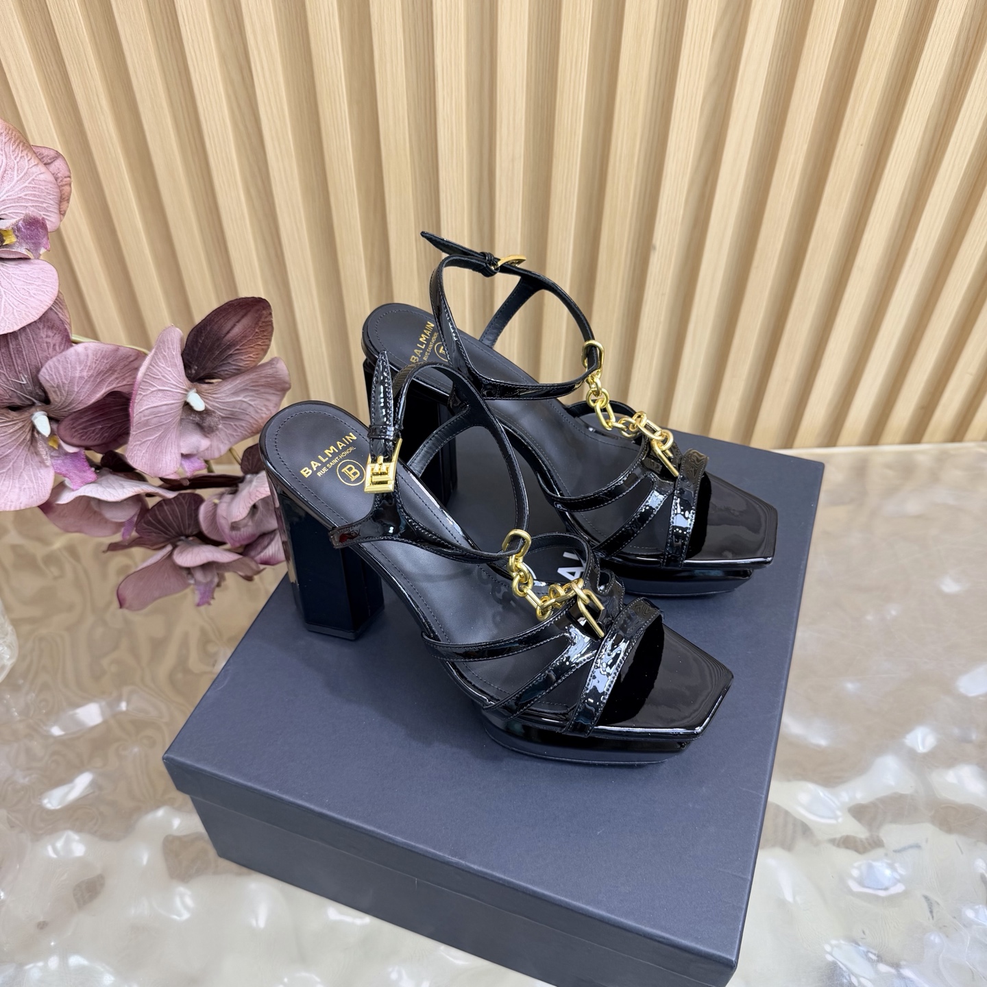 NO:817866,Balmain Balmain Autumn and Winter 2026 latest catwalk fashion chain high-heeled platform sandals ———————— Balmain is becoming more and more unique and outstanding. Hurry up and get a pair of Balmain small shoes, which are straightforward, invincible and beautiful! This sandal is really impressive and looks great. It is developed by the original factory and will not be sold without the original version. The material is original custom-made cowhide. Imported cowhide leather inside. High flat sole. Outsole: Italian imported genuine leather outsole (10.5cm). Buckle: Original buckle molding. Number of codes: 36--42 (40.41.42 customization is not returnable). High-heeled sandals, balmain, balmain, sandals, high heels, cowhide, Leather soles19860909Balmain巴尔曼秋冬2026最新款走秀时装链条高跟水台 凉鞋 ——————————— 巴尔曼 愈发別致出众 赶紧来一双巴尔曼小美鞋率性的 无敌气场无敌好看！这凉拖真是气势十足 好看的不行 原厂开发,无原版不做货   材质原版定制牛皮 内里进口牛皮 跟高平底 大底: 意大利进口真皮大底（10.5cm） 饰扣: 原版饰扣开模 码数: 36--42（40.41.42定制不退换）,高跟鞋凉鞋,balmain,balmain,sandals,high heels,cowhide,Leather soles,Women's Shoes