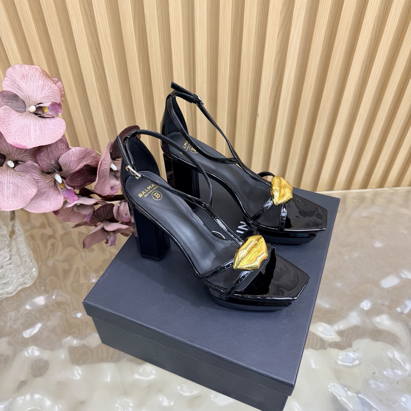 NO:817906,Balmain Balmain Autumn and Winter 2026 latest catwalk fashion chain high-heeled platform sandals ———————— Balmain is becoming more and more unique and outstanding. Hurry up and get a pair of Balmain small shoes, which are straightforward, invincible and beautiful! This sandal is really impressive and looks great. It is developed by the original factory and will not be sold without the original version. The material is original custom-made patent leather. Imported cowhide leather inside. High flat sole. Outsole: genuine leather outsole imported from Italy (10.5cm). Buckle: Original buckle molding. Number of codes: 36--42 (40.41.42 customization is not returnable), high-heeled sandals, balmain, balmain, sandals, high heels, cowhide, Leather soles19860909Balmain巴尔曼秋冬2026最新款走秀时装链条高跟水台 凉鞋 ——————————— 巴尔曼 愈发別致出众 赶紧来一双巴尔曼小美鞋率性的 无敌气场无敌好看！这凉拖真是气势十足 好看的不行 原厂开发,无原版不做货   材质原版定制漆皮 内里进口牛皮 跟高平底 大底: 意大利进口真皮大底（10.5cm） 饰扣: 原版饰扣开模 码数: 36--42（40.41.42定制不退换）,高跟鞋凉鞋,balmain,balmain,sandals,high heels,cowhide,Leather soles,Women's Shoes