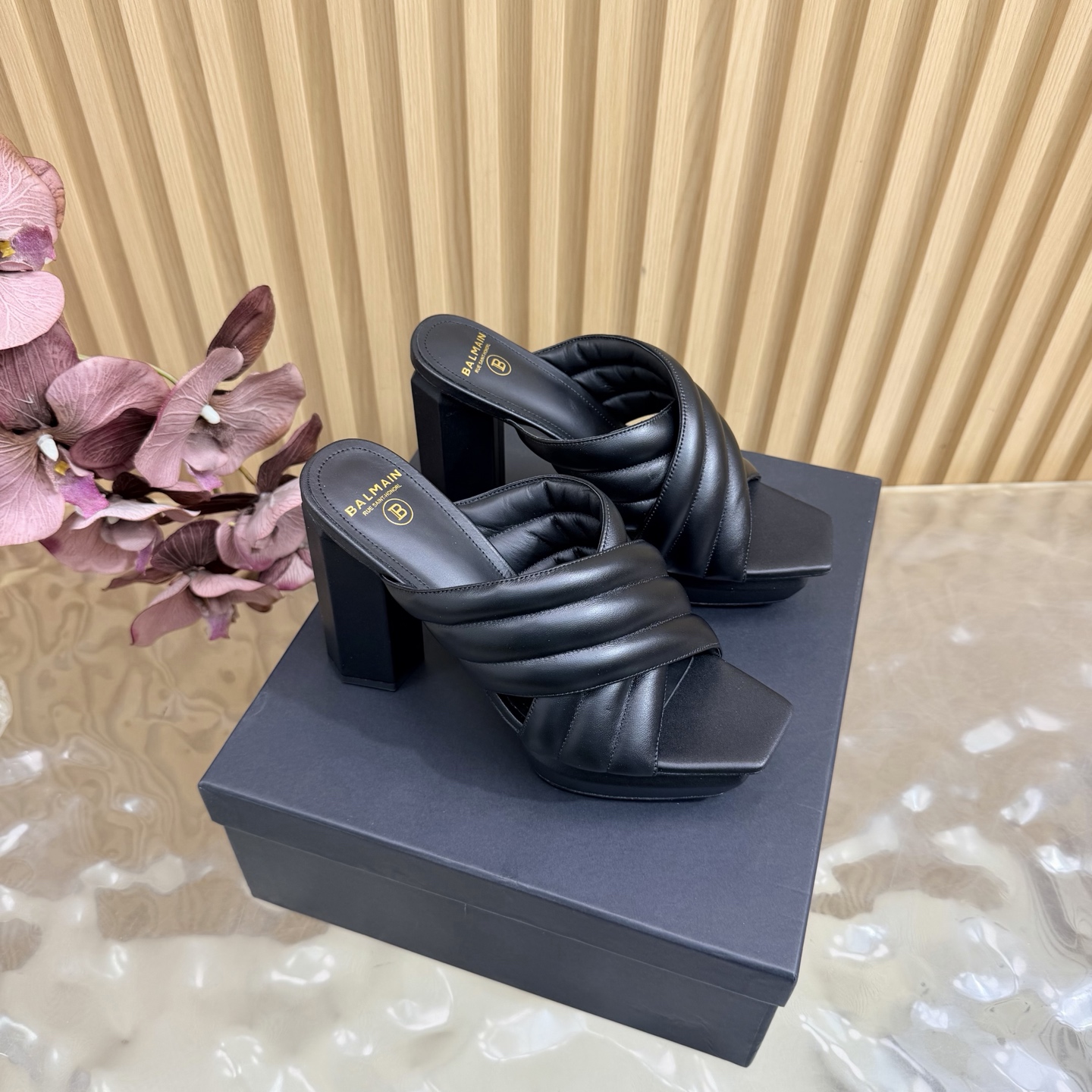 NO:817898,Balmain Balmain autumn and winter 2026 latest catwalk fashion high-heeled platform sandals ——————————— Balmain is becoming more and more unique and outstanding. Hurry up and get a pair of Balmain shoes, which are straightforward, invincible and beautiful! This sandal is really impressive and looks so good. It is developed by the original factory and will not be sold without the original version. The material is original custom-made cowhide. Imported cowhide leather inside. High flat sole. Outsole: genuine leather outsole imported from Italy (10.5cm). Buckle: Original buckle mold. Number of yards: 36--42 (40.41.42 customization is not returnable). High-heeled shoes and slippers, balmain, balmain, sandals, high heels,slippers,cowhide,Leather soles19860909Balmain巴尔曼秋冬2026最新款走秀时装高跟水台 凉鞋 ——————————— 巴尔曼 愈发別致出众 赶紧来一双巴尔曼小美鞋率性的 无敌气场无敌好看！这凉拖真是气势十足 好看的不行 原厂开发,无原版不做货   材质原版定制牛皮 内里进口牛皮 跟高平底 大底: 意大利进口真皮大底（10.5cm） 饰扣: 原版饰扣开模 码数: 36--42（40.41.42定制不退换）,高跟鞋拖鞋,balmain,balmain,sandals,high heels,slippers,cowhide,Leather soles,Women's Shoes
