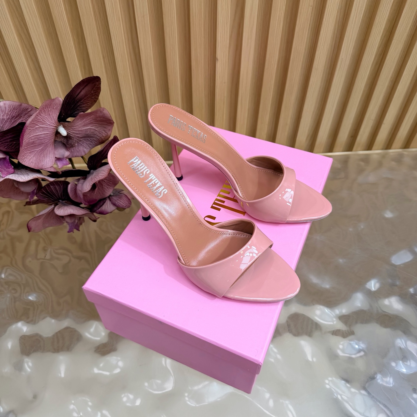 NO:819154,[Customized model] Paris Texas Muller High Heels 25ss Spring and Summer New High Heels and Sandals Suitable for Summer —————————— The sexy line design is unconventional and the upper foot effect shows a noble temperament. It is equipped with a structured heel decorated with a metal logo and a shallow upper. Many celebrity fashion bloggers are planting grass. Only Paris Texas knows the woman's heart best and does not accept refutation. Super invincible feminine artifact. Heel height: 10cm Fabric: Patent leather  Lining/foot pads: Imported sheepskin Outsole: Genuine leather outsole imported from Italy Size: 35-41 (40, 41 customized, non-returnable), high heels and slippers, sandals, high heels, slippers, sheepskin, Leather soles19860909【定制款】 Paris Texas穆勒高跟25ss 春夏新款 适合夏天穿搭的高跟 凉鞋 ——————————— 性感线条设计不落俗套 上脚效果显气质高贵,配以饰有 金属标志的结构化鞋跟及浅口鞋面. 超多明星时尚博主种草 唯有Paris texas最懂女人心不接受反驳超级无敌女人味神器. 跟高: 10cm 面料: 漆皮 内里/垫脚: 进口羊皮 大底: 意大利进口真皮大底 Size: 35-41（40、41定做不退换）,高跟鞋拖鞋,sandals,high heels,slippers,sheepskin,Leather soles,Women's Shoes
