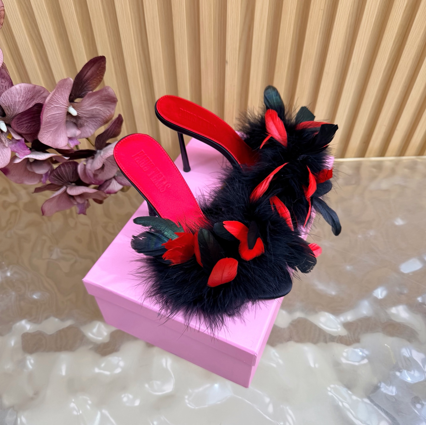 NO:819144,Paris Texas new feather flip flops Muller high heels 26ss spring and summer new high-heeled sandals suitable for summer —————————— The sexy line design is unconventional and the upper foot effect shows a noble temperament. It is equipped with a structured heel decorated with a metal logo and a shallow upper. There are many celebrity fashion bloggers. Only Paris texas understands women’s hearts best and does not accept refutation. Super invincible feminine artifact. Heel height: 10cm Fabric: Feather  Lining/foot pads: Imported sheepskin Outsole: Genuine leather outsole imported from Italy Size: 35-41 (40, 41 customized, non-returnable), high heels and slippers, sandals, high heels, slippers, sheepskin, Leather soles19860909Paris Texas羽毛新款一字拖 穆勒高跟26ss 春夏新款 适合夏天穿搭的高跟 凉鞋 ——————————— 性感线条设计不落俗套 上脚效果显气质高贵,配以饰有 金属标志的结构化鞋跟及浅口鞋面. 超多明星时尚博主种草 唯有Paris texas最懂女人心不接受反驳超级无敌女人味神器. 跟高: 10cm 面料: 羽毛 内里/垫脚: 进口羊皮 大底: 意大利进口真皮大底 Size: 35-41（40、41定做不退换）,高跟鞋拖鞋,sandals,high heels,slippers,sheepskin,Leather soles,Women's Shoes