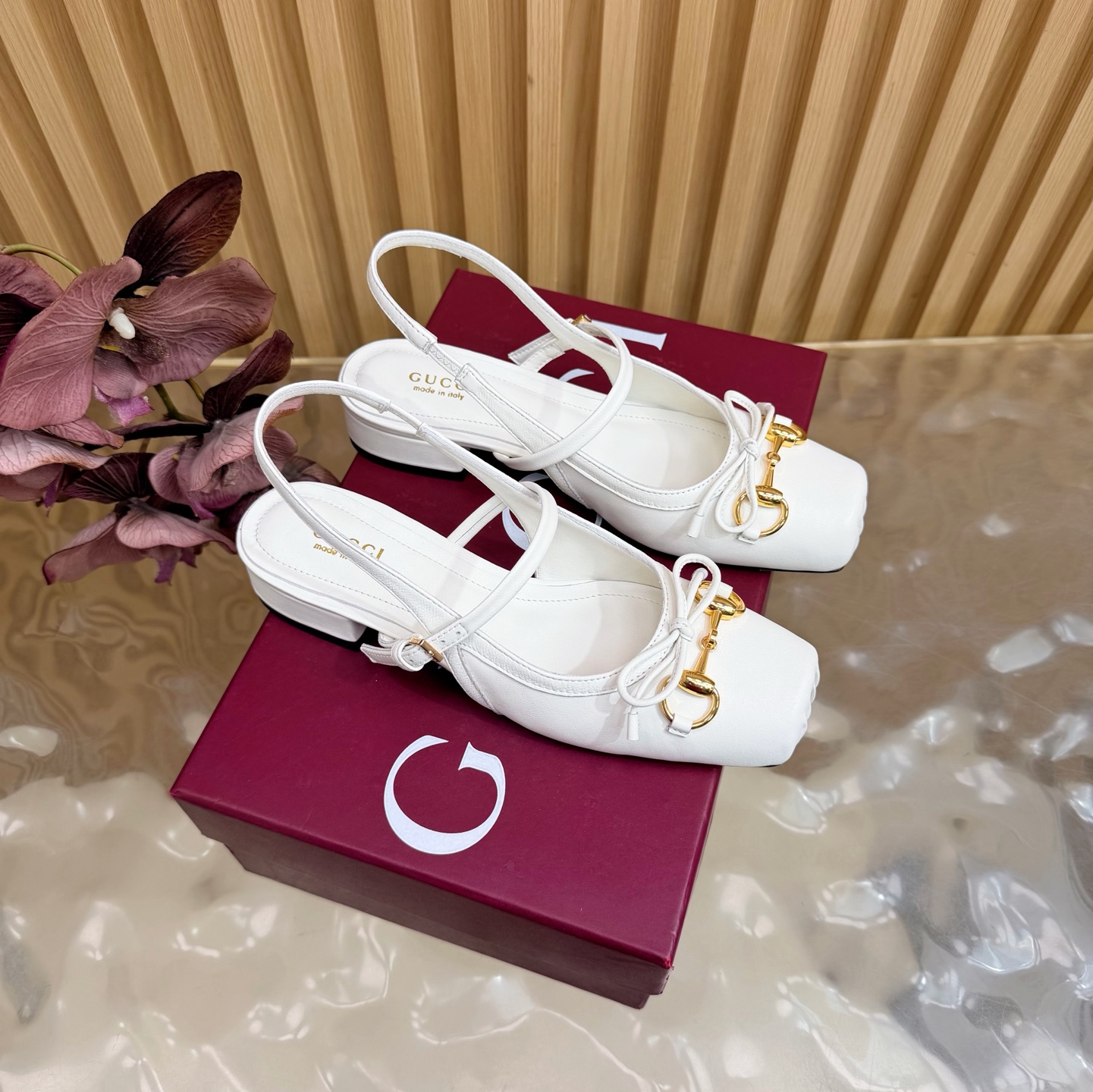 NO:820026,[Details upgraded, workmanship upgraded] GUCCI Gucci Ballet Shoes 2026 Early Spring Series Ballet Shoes Sandals/Shoes ———————————— Let’s just say that this year is the year of ballet shoes, and the ballet shoes of Gucci 2025 Early Spring Series are also popular!  Small square toe design + classic horsebit buckle, delicate and elegant with a touch of playfulness, fashionable and good-looking to wear. Upper cowhide, foot pad sheepskin, sole original leather outsole. Size: 35-42 (customized for 40, 41, 42), sandals, gucci, gucci, sandals, cowhide, sheepskin, Leather soles19860909【细节升级,做工升级】 GUCCI 古驰芭蕾鞋2026早春系列芭蕾鞋凉鞋/单鞋 ——————————— 就说今年是芭蕾鞋大年,Gucci 2025早春系列的芭蕾鞋也火了！小方头设计+经典马衔扣,在精致、优雅中又带着一丝俏皮,穿起来时髦又好看 鞋面牛皮 垫脚羊皮 鞋底原版真皮大底 码数: 35-42（40、41、42定制）,凉鞋,gucci,gucci,sandals,cowhide,sheepskin,Leather soles,Women's Shoes