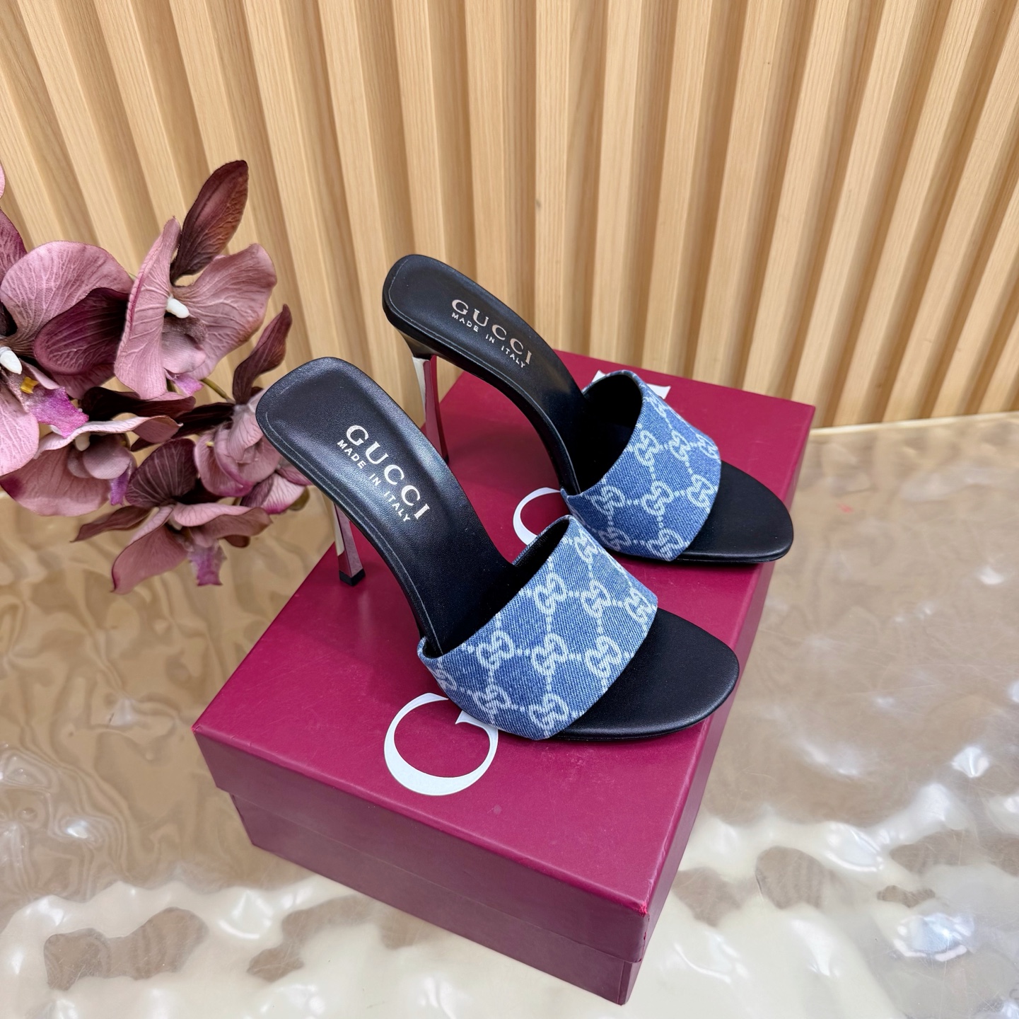 NO:819995,2026 Spring and Summer Gucci's latest diamond buckle double G horsebit metal high-heeled sandals ———————————— This women's thong sandals are paired with gold-toned accessories decorated with classic big D new horsebit details, highlighting the brand heritage and showing a unique charm. Made of exquisite sheepskin, the design is elegant yet casual, making it a refreshing and ideal item for the warm season. Upper imported denim, lining/foot pad lambskin, sole genuine leather sole  Heel height 5.5cm/8.5cm/11cm (remarks when ordering) Matching sizes 35-42 (41/40/42/customized, non-refundable), high heels and slippers, gucci, sandals, high heels, slippers, sheepskin198609092026 春夏季Gucci最新钻扣双G字马衔扣金属高跟 凉鞋 ——————————— 这款女士夹趾凉鞋搭配饰经典大D新马衔扣细节金色调配件,彰显品牌传承,尽显别样魅力.采用精致羊皮打造,设计优雅而不失随性,是暖季造型的清爽理想单品 鞋面进口牛仔布 内里/垫脚小羊皮 鞋底真皮底 跟高5.5cm/8.5cm/11cm（下单备注） 配码35-42（41/40/42/定做不退换）,高跟鞋拖鞋,gucci,sandals,high heels,slippers,sheepskin,Women's Shoes