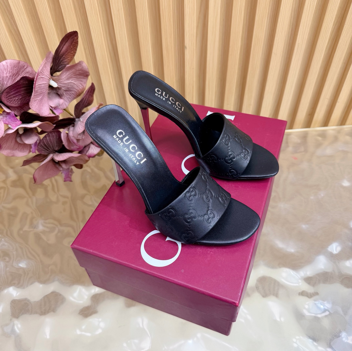 NO:820010,2026 Spring and Summer Gucci's latest diamond buckle double G horsebit metal high-heeled sandals ———————————— This women's thong sandals are paired with gold-toned accessories decorated with classic big D new horsebit details, highlighting the brand heritage and showing a unique charm. Made of exquisite sheepskin, the design is elegant yet casual, making it a refreshing and ideal item for the warm season. The upper is imported cowhide, the lining/foot pad is lambskin, and the sole is genuine leather.  Heel height 5.5cm/8.5cm/11cm (remarks when ordering) Matching code 35-42 (41/40/42/customized, non-returnable), high heels and slippers, gucci, sandals, high heels, slippers, cowhide, sheepskin198609092026 春夏季Gucci最新钻扣双G字马衔扣金属高跟 凉鞋 ——————————— 这款女士夹趾凉鞋搭配饰经典大D新马衔扣细节金色调配件,彰显品牌传承,尽显别样魅力.采用精致羊皮打造,设计优雅而不失随性,是暖季造型的清爽理想单品 鞋面进口牛皮 内里/垫脚小羊皮 鞋底真皮底 跟高5.5cm/8.5cm/11cm（下单备注） 配码35-42（41/40/42/定做不退换）,高跟鞋拖鞋,gucci,sandals,high heels,slippers,cowhide,sheepskin,Women's Shoes
