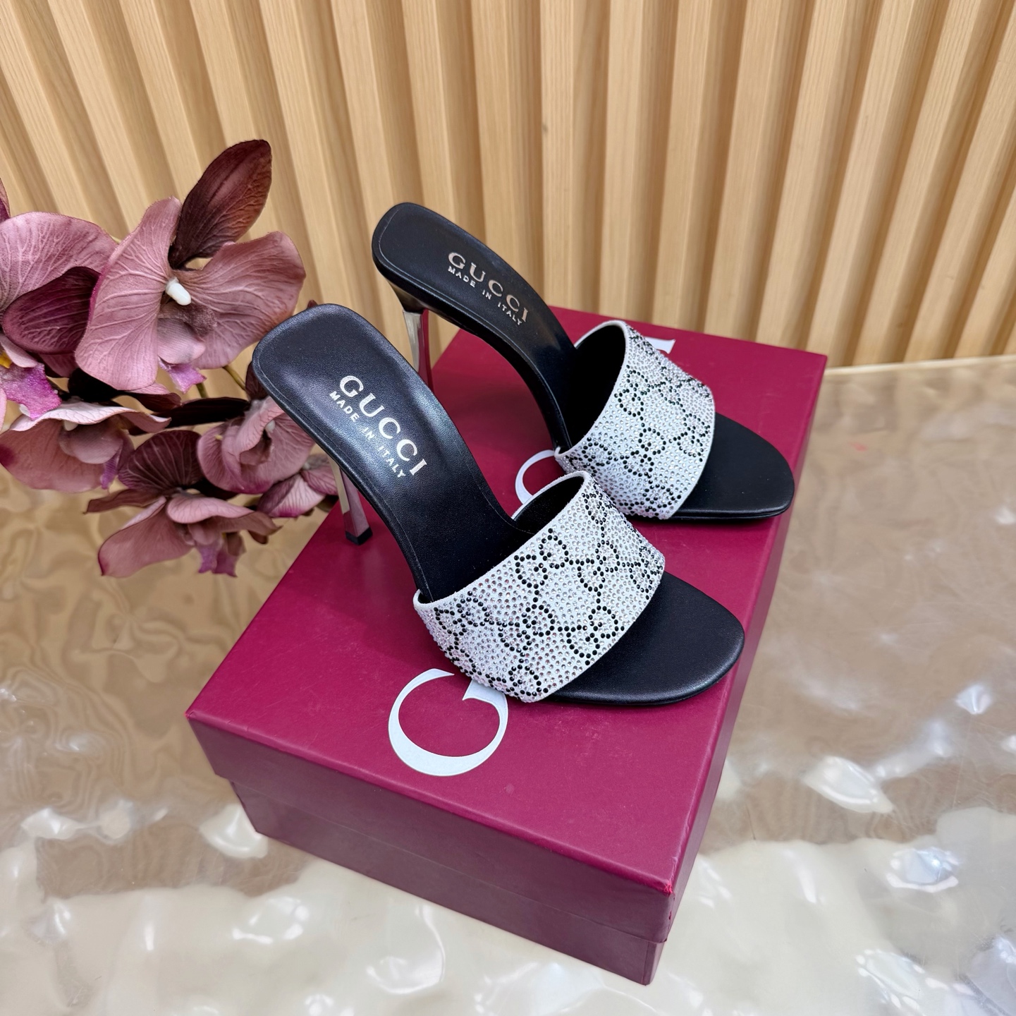 NO:820019,2026 Spring and Summer Gucci's latest diamond buckle double G horsebit metal high-heeled sandals ———————————— This women's thong sandals are paired with gold-toned accessories decorated with classic big D new horsebit details, highlighting the brand heritage and showing a unique charm. Made of exquisite sheepskin, the design is elegant yet casual, making it a refreshing and ideal item for the warm season. The upper is imported diamond surface, the lining/foot pad is lambskin, and the sole is genuine leather.  Heel height 5.5cm/8.5cm/11cm (remarks when ordering) Matching sizes 35-42 (41/40/42/customized, non-refundable), high heels and slippers, gucci, sandals, high heels, slippers, sheepskin198609092026 春夏季Gucci最新钻扣双G字马衔扣金属高跟 凉鞋 ——————————— 这款女士夹趾凉鞋搭配饰经典大D新马衔扣细节金色调配件,彰显品牌传承,尽显别样魅力.采用精致羊皮打造,设计优雅而不失随性,是暖季造型的清爽理想单品 鞋面进口钻面 内里/垫脚小羊皮 鞋底真皮底 跟高5.5cm/8.5cm/11cm（下单备注） 配码35-42（41/40/42/定做不退换）,高跟鞋拖鞋,gucci,sandals,high heels,slippers,sheepskin,Women's Shoes