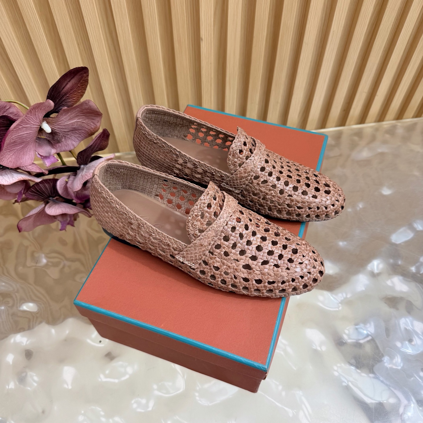 NO:820065,Loro Piana/ LP 55 classic and beautiful woven loafers, round label slippers, flat shoes, minimalist style, retro and classy!  ———————————— Simple and elegant, it is a very attractive style!  The king of high-end versatile, suitable for all seasons in spring, summer, autumn and winter. The upper is made of woven and rubbed cowhide, the lining is sheepskin, and the genuine leather outsole imported from Italy has a size of 35-39 (40.41 customized), loafers, loro piana, loro piana, loafers, flats, slippers, cowhide, sheepskin, Leather soles19860909Loro Piana/ LP 55经典绝美编织乐福鞋圆标垫脚拖鞋 平底鞋单鞋 极简主义风格,复古又级！ ————————————— 简约又大气,属于非常耐看的款式！高级百搭之王一年四季春夏秋冬皆适宜 鞋面采用编织擦色牛皮 内里垫脚羊皮 意大利进口真皮大底 码数35-39（40.41 定做）,乐福鞋,loro piana,loro piana,loafers,flats,slippers,cowhide,sheepskin,Leather soles,Women's Shoes