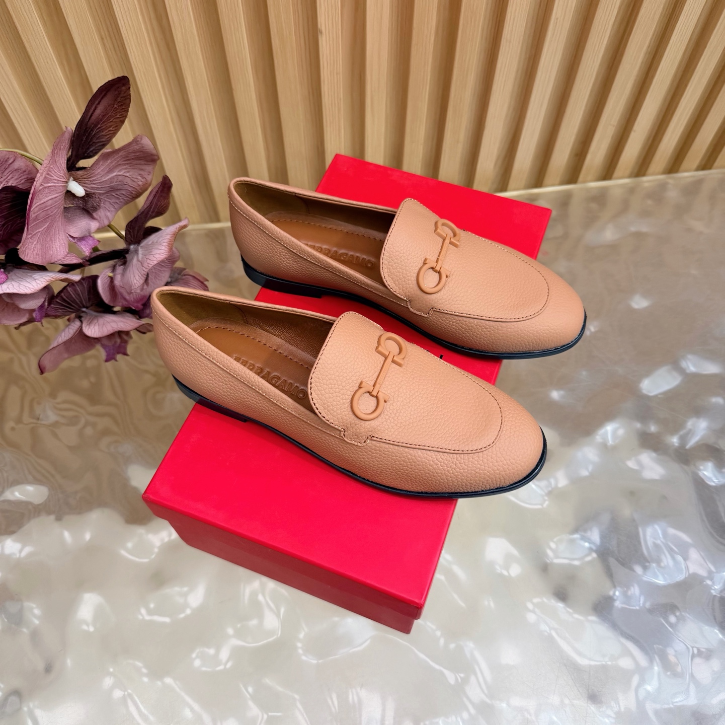 NO:820056,FERRAGA*O new leather Loaf leather shoes —————————— Contrasting black patent leather belt + super textured golden horseshoe buckle, full of details~ The square toe design modifies the foot shape, and the thick heel is stable and not tiring for the feet, and there is no pressure when commuting and shopping.~ The fabric is imported original pebbled cowhide, the lining is imported sheepskin lining, and the heel is high and flat. The outsole is the original outsole.  Size 35.36.37.38.39.40.41 (40, 41. Customized, non-refundable), loafers, ferragamo, loafers, cowhide, sheepskin19860909FERRAGA*O 菲拉*慕新款皮乐福皮鞋 ————————————— 撞色的黑色漆皮带+超有质感的金色马蹄扣,细节感直接拉满～ 方头的设计修饰脚型,粗跟稳稳的不累脚,通勤逛街都毫无压力.～ 面料进口原版荔枝纹牛皮 内里进口羊皮内里垫脚. 跟高平底 大底原版大底 码数35.36.37.38.39.40.41（40、41.定做不退换）,乐福鞋,ferragamo,loafers,cowhide,sheepskin,Women's Shoes