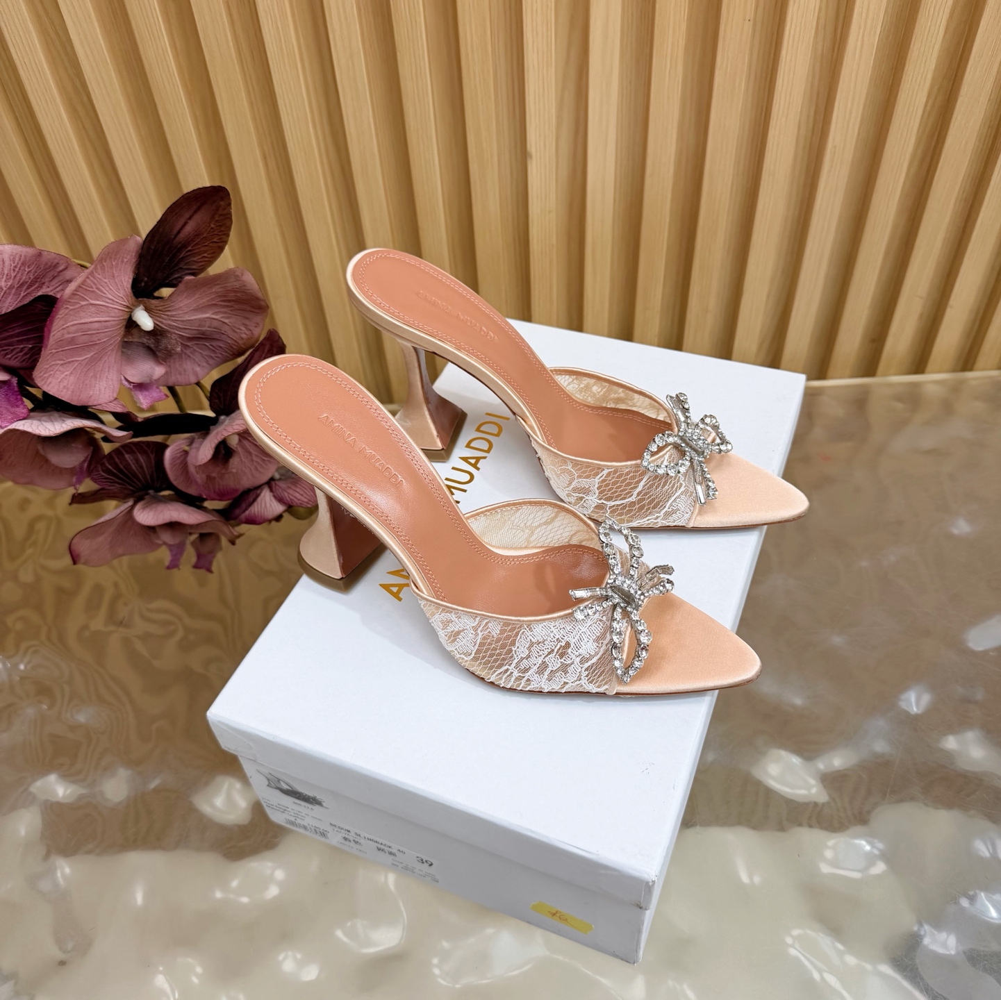 NO:820048,Cinderella Lace Glass Slippers —————————— It doesn’t matter if you don’t have a prince!  Every girl would be happy enough if she only had a pair of Cinderella's glass slippers~ No need for a man, just beautiful shoes!  Exquisite high heels designed in France and made in Italy. The toes are not exposed too much. They are a pair of very elegant high heels!  It’s a must-have!  Fabric lace lining, foot pads, imported sheepskin lining, outsole, injection molded leather outsole, heel height 9CM, Size 35-42 (40.41.42 custom made, non-refundable), high heels, slippers, high heels, slippers, sheepskin, Leather soles19860909灰姑娘蕾丝 水晶鞋 ——————————— 没有王子不要紧！每个女生只要拥有一双灰姑娘的水晶鞋就已经够幸福~ 不用男人,要美鞋！法国设计,意大利制造的精致高跟鞋,脚趾不会外露太多,是一双很有气质的高跟鞋！是必收藏款！ 面料蕾丝 内里.垫脚进口羊皮里 大底注塑真皮大底 跟高9CM Size35-42（40.41.42定做不退换）,高跟鞋拖鞋,high heels,slippers,sheepskin,Leather soles,Women's Shoes