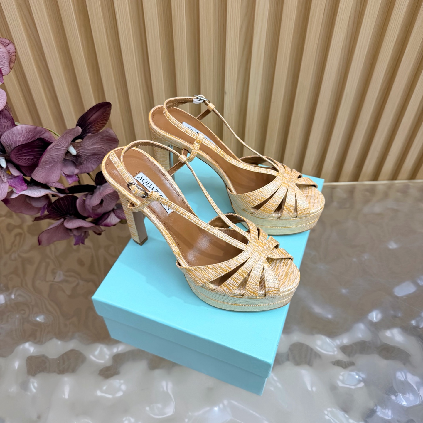 NO:820040,[Aquazzura] 2026 new top version of pineapple women's fantasy high-heeled sandals, original 1:1 molded heels, high heels shine —————————————— Imported sheepskin with original molded heels, simple and elegant. Make the shoes more feminine, suitable for party design, suitable for various skirts, dresses, evening dresses, nightclubs, various styles, 9.5cm heel height with Swarovski rhinestones. It shows noble temperament in any occasion, can be matched at will, a must-have for all seasons.  ____________________________ * Complete package. * Upper cowhide * Lining sheepskin * Sole Italian leather outsole * Heel height 13.5cm Water platform 4cm * Size 36–42 (35, 41, 42 custom-made, non-returnable), high heels and sandals, swarovski, sandals, high heels, skirts, cowhide, sheepskin, Leather soles19860909【Aquazzura】2026 新款顶级版本菠萝女士幻彩 高跟凉鞋原版1比1开模鞋跟 高跟闪耀光芒 —————————————— 进口羊皮搭配原版开模鞋跟,简单大方 .使鞋子更有女人味,适合派对的设计适用各种套裙,于连衣裙晚礼服,夜场各种款式,9.5cm跟高搭配施华洛世奇水钻.任何场合都显高贵气质,可以随意搭配,四季必备 _____________________________ * 全套包装. * 鞋面 牛皮 * 衬里 羊皮 * 鞋底 意大利真皮大底 * 跟高 13.5cm 水台 4cm * 码数 36–42（35、41、42订做不退换）,高跟鞋凉鞋,swarovski,sandals,high heels,skirts,cowhide,sheepskin,Leather soles,Women's Shoes