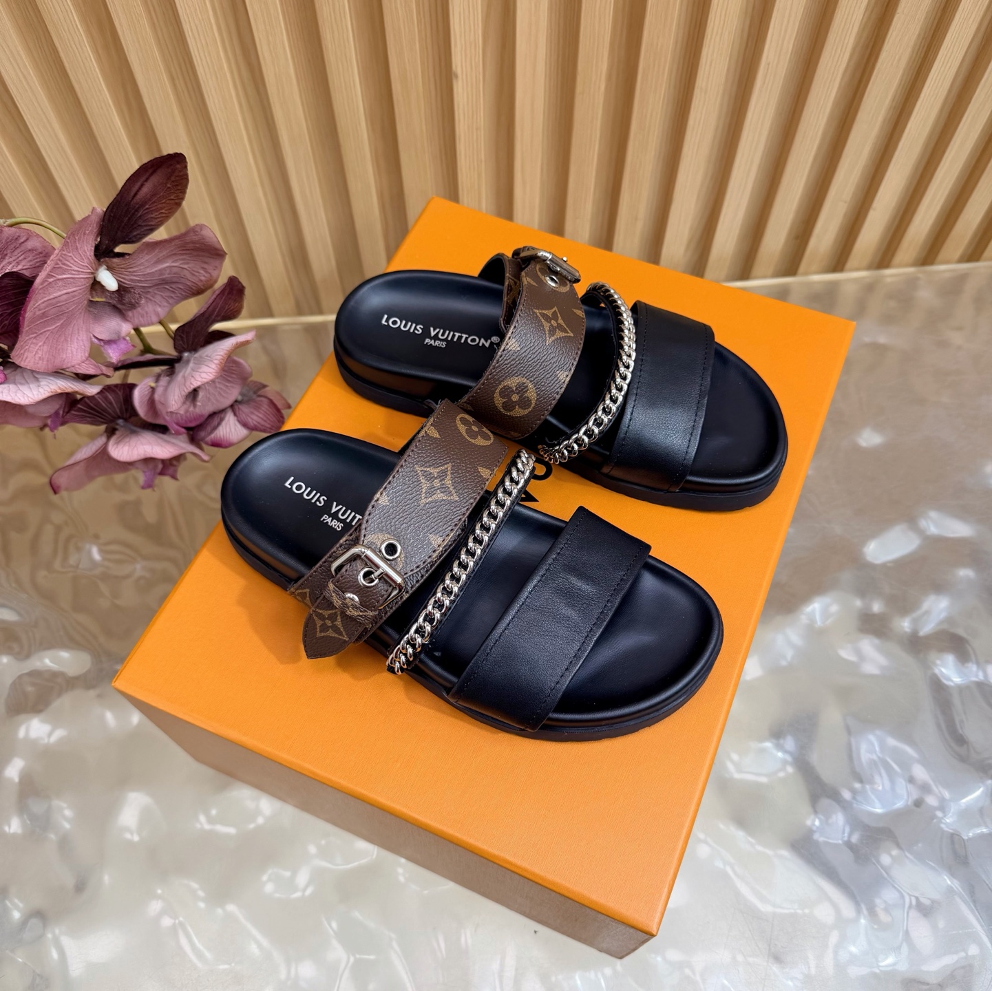 NO:820027,Top version (with airplane case) Louis vuitt..ss26 new arrival～Slippers LV Isola sandals, with classic LV logo, simple and recognizable. Adjustable metal buckle, easy to put on and take off, suitable for different foot types. Rubber soles are non-slip, easy to control in daily life or vacation. The overall design is comfortable and fashionable, it is a versatile item in summer, you can easily hold it whether it is casual or holiday style!  size:35-39 (40.41 customized), slippers, louis vuitton, louis vuitton, sandals, slippers19860909顶级版本（配飞机盒） Louis vuitt..ss26 new arrival～拖鞋 LV Isola凉鞋,搭配经典LV标志,简约又有辨识度.可调节金属扣带,穿脱方便,适合不同脚型.橡胶鞋底防滑,日常或度假都能轻松驾驭.整体设计舒适又时髦,是夏季百搭单品,无论休闲还是度假风都能轻松hold住！ size:35-39（40.41定做）,拖鞋,louis vuitton,louis vuitton,sandals,slippers,Women's Shoes