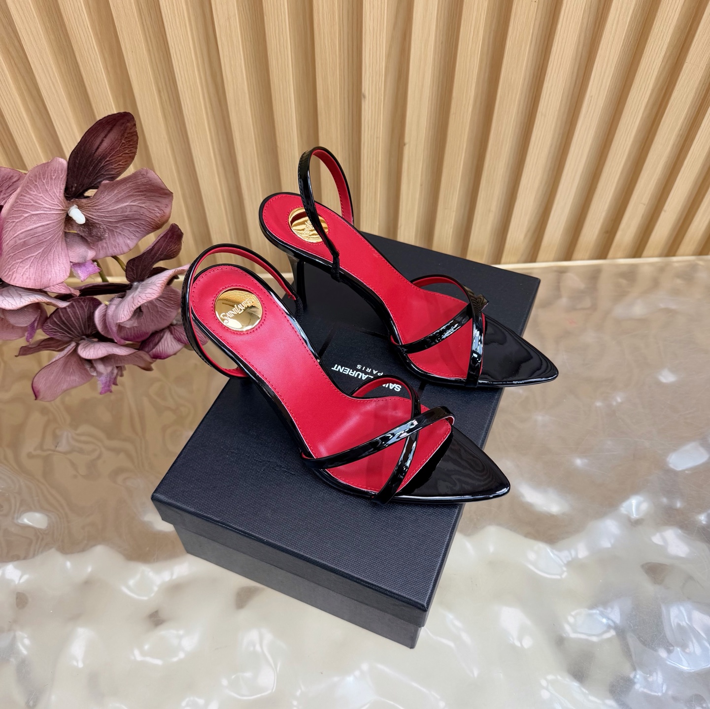 NO:868994,2026 spring and summer new YSL Saint Laurent / Yves Saint Laurent ysl slippers, super super invincible and popular slippers —————————————— This hardware buckle of each layout in our house must be molded and customized at 1:1!  The effect is very comfortable, the foot feels great, and whether you pair it with jeans, a small suit, or a skirt, it can be matched naturally. Silk upper, silk lining, leather sole, heel height 9cm, size 35-42 (40-42 customization is non-returnable and non-exchangeable), high heels and sandals, saint laurent, saint laurent, saint laurent, sandals, high heels, slippers, skirts, jeans, real silk, Leather soles198609092026春夏新款 YSL Saint Laurent / 圣罗兰ysl拖鞋 超级超级无敌火爆的一个款拖鞋 —————————————— 这款我们家每个版面的五金扣都要开模1:1定制！效果非常舒服,脚感很棒,而且无论你搭配牛仔裤,小西服,裙子,都能搭配自然 鞋面真丝 内里真丝 鞋底真皮大底 跟高9cm 尺码35-42（40-42定制不退不换),高跟鞋凉鞋,saint laurent,saint laurent,saint laurent,sandals,high heels,slippers,skirts,jeans,real silk,Leather soles,Women's Shoes