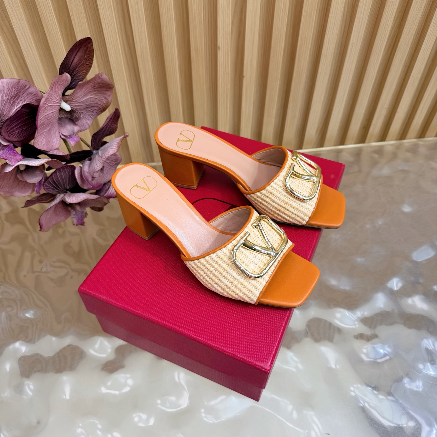 NO:876834,2026 latest top version Valentino Paris fashion show model launches the latest Valentino sandal high heels. This series of Valentino interprets a new fashion charm. It continues the ultra-high heel design and is favored by well-known overseas bloggers. Thousands of fan bloggers love it and sell well at home and abroad. It is out of stock in China. The top version has candy color matching. Every color is beautiful. The upper is woven. The lining is imported sheepskin. The sole is genuine leather. The heel height is 6cm. The packaging is full of original packaging.  Sizes 35 to 43 (40.41.42.43 non-returnable and non-exchangeable), slippers, valentino, valentino, sandals, slippers, sheepskin, Leather soles198609092026最新款 顶级版本版本Valentino 巴黎时装秀场款推出最新款 华伦天奴凉鞋高跟 华伦天奴此系列演绎全新时尚魅力 延续超高跟设计,深得海外知名博主青睐 千万粉丝博主倾情演绎,畅销海内外 国内已经断货,顶级版本 糖果色配色,每个颜色都是绝美 鞋面编织 内里进口羊皮 鞋底真皮大底 跟高6cm 包装全套原版包装 码数35一43码（40.41.42.43 不退不换）,拖鞋,valentino,valentino,sandals,slippers,sheepskin,Leather soles,Women's Shoes