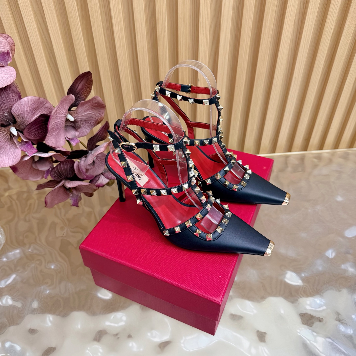 NO:876826,2026 latest top version Valentino Paris fashion show model launches the latest Valentino rivet sandal high heels Valentino this series interprets new fashion charm. It continues the ultra-high heel design and is favored by well-known overseas bloggers. Thousands of fan bloggers love it, and it sells well at home and abroad. It is out of stock in China. The top version has candy color matching, each color is beautiful. Upper cowhide, imported sheepskin lining, genuine leather outsole, heel height 4cm/9cm  Full set of original packaging, sizes 35 to 42 (40.41.42. Non-refundable and non-exchangeable), sandals, valentino, valentino, sandals, cowhide, sheepskin, Leather soles198609092026最新款 顶级版本版本Valentino 巴黎时装秀场款推出最新款 华伦天奴铆钉 凉鞋高跟 华伦天奴此系列演绎全新时尚魅力 延续超高跟设计,深得海外知名博主青睐 千万粉丝博主倾情演绎,畅销海内外 国内已经断货,顶级版本 糖果色配色,每个颜色都是绝美 鞋面牛皮 内里进口羊皮 鞋底真皮大底 跟高4cm/9cm 包装全套原版包装 码数35一42码（40.41.42.不退不换）,凉鞋,valentino,valentino,sandals,cowhide,sheepskin,Leather soles,Women's Shoes