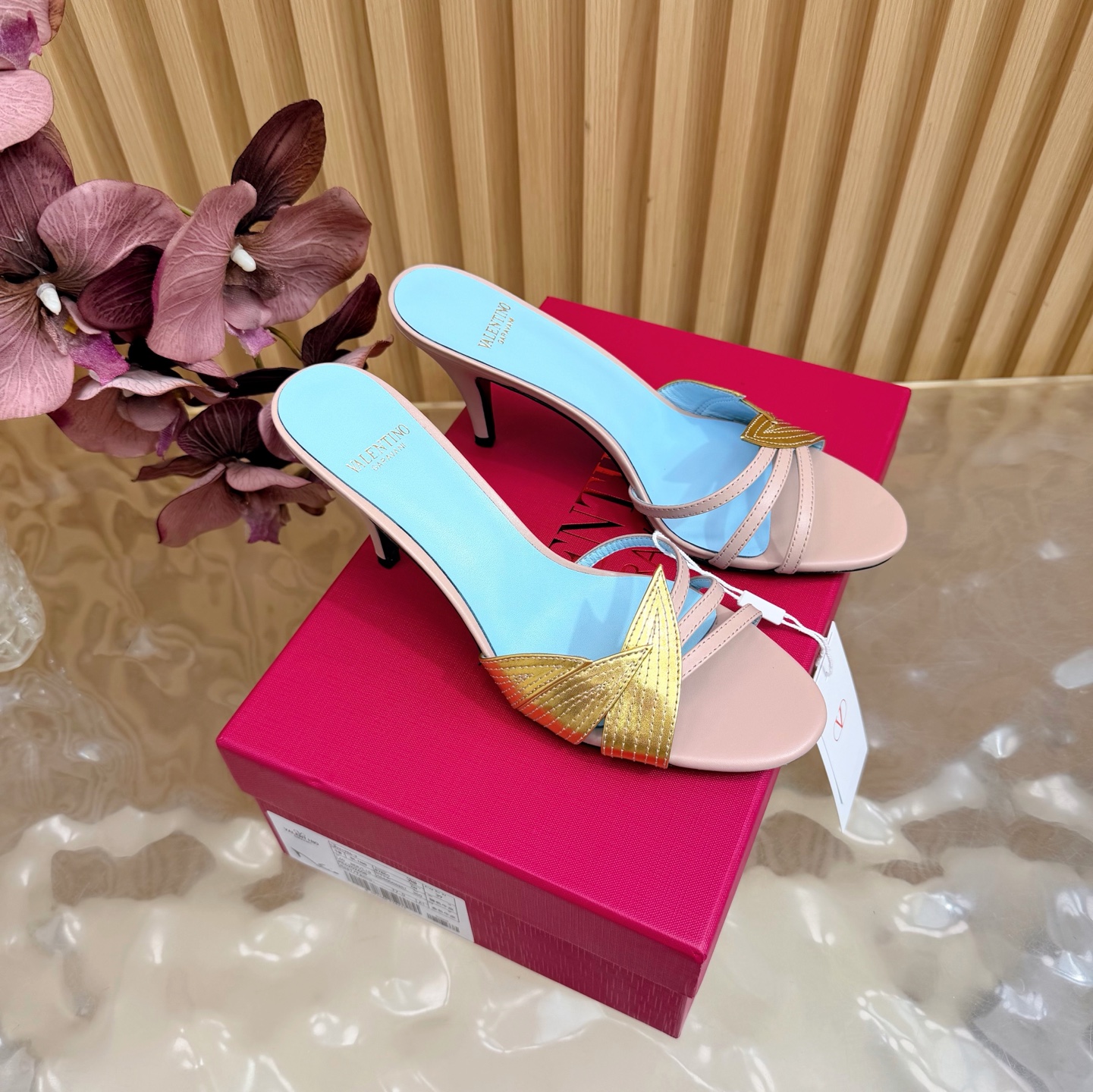 NO:876843,2026 high-end version of the catwalk style Valentino fish-scale diamond high-heeled sandals. Beautiful texture. Very easy to match. Can be worn in any season. This series of Valentino interprets new fashion charm. It continues the ultra-high-heeled design and is favored by well-known overseas bloggers. Millions of fan bloggers love it and sell it well at home and abroad. It is out of stock in China. The top version comes in candy color, every color is beautiful. Upper cowhide. Imported sheepskin lining. Genuine leather outsole. Heel height 8cm.  Full set of original packaging, sizes 35 to 41 (40.41.42 non-refundable and non-exchangeable), high heels and sandals, valentino, valentino, sandals, high heels, cowhide, sheepskin, Leather soles198609092026 走秀款高版本Valentino 鱼鳞钻高跟 凉鞋 绝美的质感 非常好搭配,任何季节可穿 华伦天奴此系列演绎全新时尚魅力 延续超高跟设计,深得海外知名博主青睐 千万粉丝博主倾情演绎,畅销海内外 国内已经断货,顶级版本 糖果色配色,每个颜色都是绝美 鞋面牛皮 内里进口羊皮 鞋底真皮大底 跟高8cm 包装全套原版包装 码数35一41码（40.41.42不退不换）,高跟鞋凉鞋,valentino,valentino,sandals,high heels,cowhide,sheepskin,Leather soles,Women's Shoes