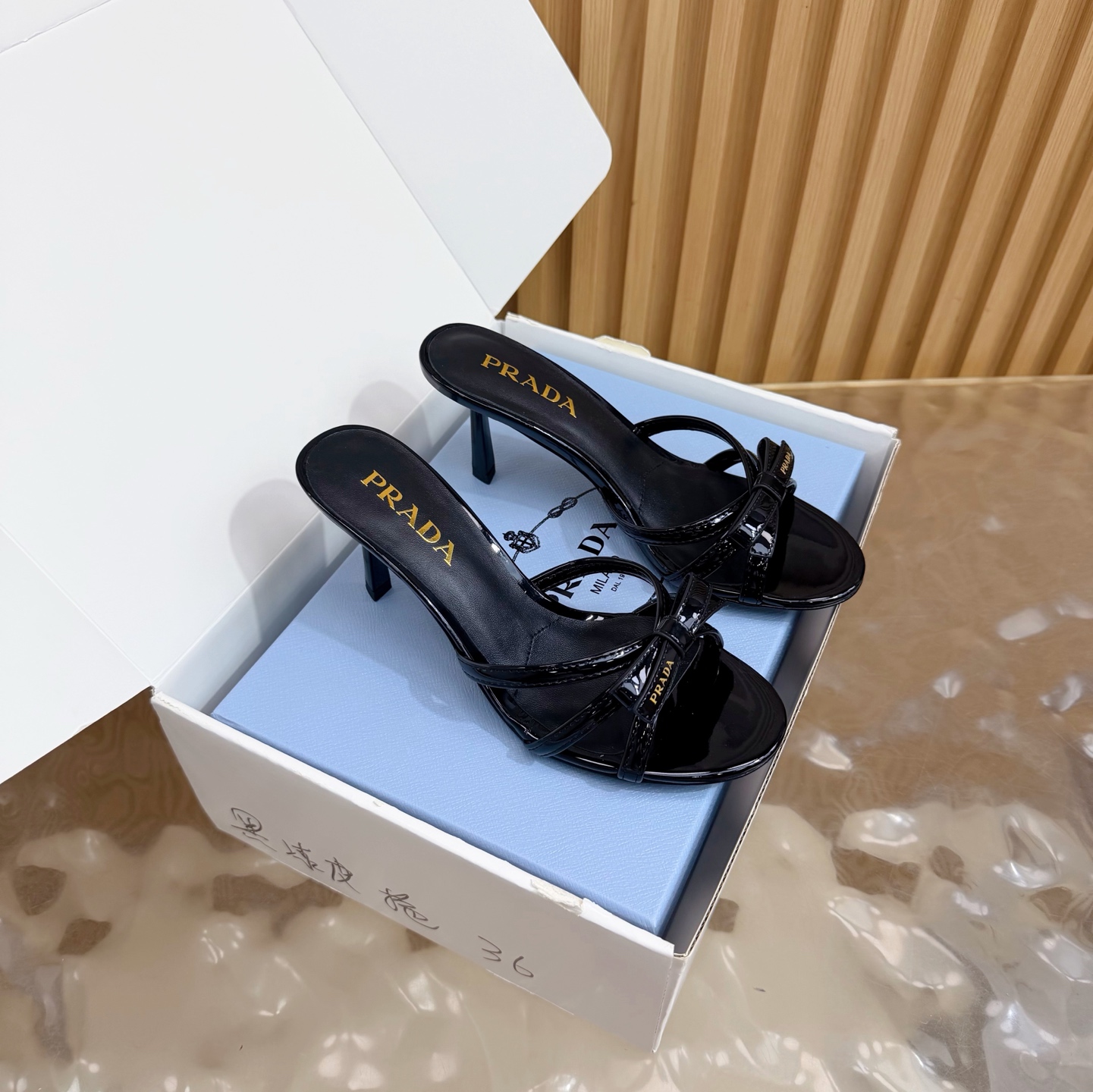 NO:869542,2026 Early Autumn New Prada Prada catwalk pointed-toe hollow high-heeled shoes Retro old-money style shoes/sandals ————————————With airplane case Full of sense of future technology The long-lost minimalist beauty in the fashion world Fashionable and exquisite High-end for daily wear The pointed-toe design is very fashionable and aggressive, highlighting your personality; the shoe body has unique dividing lines, adding design details, which is different from ordinary pointed-toe shoes, and has the iconic avant-garde style of the Prada brand.  Made of high-quality leather material, the texture is high-end and has a distressed effect, showing a retro and modern texture. The craftsmanship is fine and reflects the high-end quality of the brand. The stiletto heel design enhances the wearer's aura while maintaining good stability and is suitable for daily commuting or special occasions. Patent leather upper, sheepskin lining, Italian genuine leather outsole, heel height 7.5cm  Size 35-39 (40.41 customized, non-refundable), high heels and slippers, prada, prada, sandals, high heels, slippers, sheepskin, Leather soles198609092026早秋新款 Prada 普拉达走秀款尖头镂空高跟鞋 复古老钱风单鞋/凉鞋 ————————————配飞机盒 未来科技感满满 时尚界久违的极简之美 时髦又精致 日常穿出高级感 采用尖头设计,极具时尚感与攻击性,彰显个性；鞋身有独特的分割线条,增添设计细节,区别于普通尖头鞋,带有Prada品牌标志性的前卫风格. 选用优质皮革材质,质感高级,且有做旧效果的纹理,呈现出复古又摩登的质感,工艺精细,体现品牌高端品质.细高跟设计,提升穿着者气场,同时保持了较好的稳定性,适合日常通勤或特殊场合穿着. 鞋面漆皮 内里垫脚羊皮 鞋底意大利真皮大底 跟高7.5cm 码数35-39（40.41定做不退换）,高跟鞋拖鞋,prada,prada,sandals,high heels,slippers,sheepskin,Leather soles,Women's Shoes