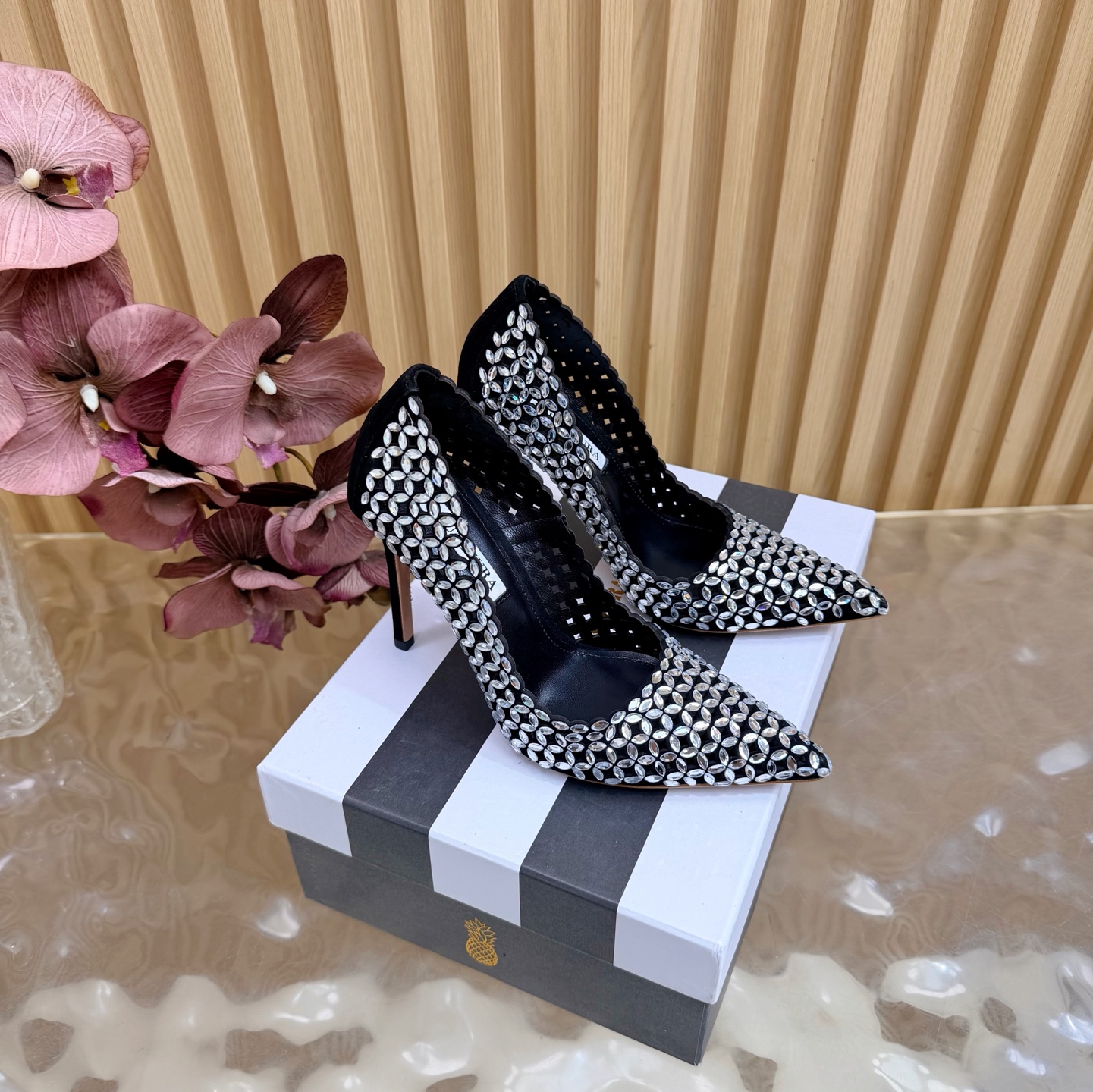 NO:869531,Pineapple Aquazzura 2026 spring and summer series Pineapple high-heeled sandals Pineapple ladies diamond-encrusted high-heeled slippers This upper is made of silk and square diamonds, with original molded buckles, simple and elegant. The lace matching design makes the shoes more feminine. The design suitable for parties is suitable for various skirts, dresses, evening gowns, and various nightclub styles. It is both simple and fashionable, too flashy and beautiful, and the beauty reaches a new level!  Cross design, full of fashion sense. Big bloggers from all walks of life have stepped into it. ZP develops and customizes the correct fabrics. It is paired with super flashy new upgrades. The design is suitable for parties and is suitable for all kinds of skirts, dresses, evening dresses, and nightclubs. Genuine leather outsole from the same channel in the counter. Order early and sell early. Developed by the original factory, no goods will be made without the original version. Colors are 2 colors. Upper cowhide. Sole Italian leather outsole. Size 36-42 (35, 40, 41, 42 customized)  10 stiletto heels, high heels, sandals, high heels, slippers, skirts, cowhide, real silk, Leather soles19860909菠萝 Aquazzura  2026春夏系列 菠萝  高跟凉鞋 菠萝女士镶钻高跟拖鞋 这款鞋面采用真丝和方钻,原版开模饰扣,简单大方 蕾丝搭配设计使鞋子更有女人味,适合派对的设计适用各种套裙,于连衣裙晚礼服,夜场各种款式. 既简洁又时髦 太闪太美啦 美出出新高度！ 交叉设计,时尚感满满 各路大博主都纷纷上脚 ZP开发、订制正确面料 搭配超闪全新升级,适合派对的设计适用各种套裙,连衣裙晚礼服,夜场各种款式. 专柜同渠道真皮大底 早订早卖 原厂开发,无原版不做货      颜色2色入 鞋面牛皮 鞋底意大利真皮大底 码数36–42（35、40、41、42定做） 跟高10细跟,高跟鞋,sandals,high heels,slippers,skirts,cowhide,real silk,Leather soles,Women's Shoes