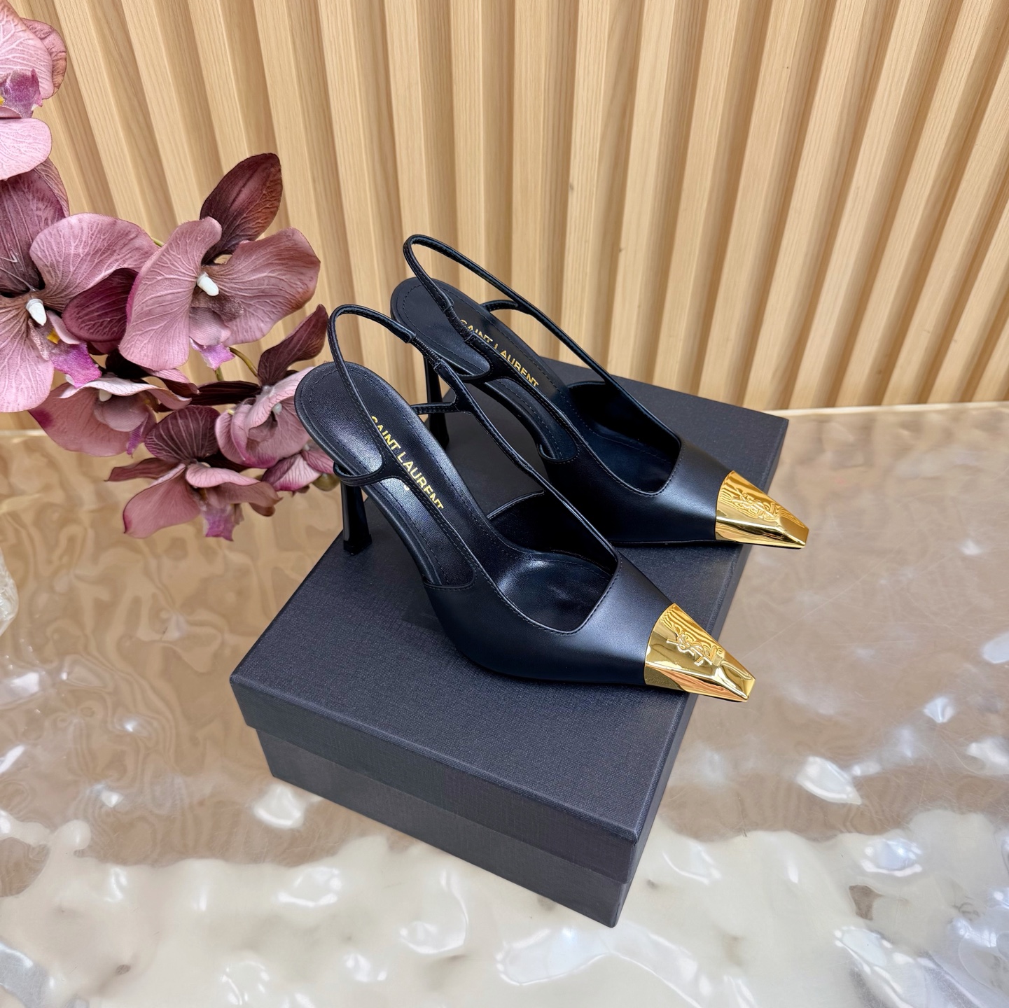 NO:869524,SAINT LAURENT 26ss spring and summer new iron-toe high-heeled sandals/shoes ——————————— YSL pointed-toe special-shaped heels, decorated with flowers, are the icing on the cake. The upper-foot effect shows a noble temperament, with structured heels decorated with YSL metal logo and shallow uppers. Many celebrity fashion bloggers have planted grass. Only YSL understands women’s hearts best and does not accept refutation. Super invincible feminine artifact. Heel height:  10.5cm Fabric: Patent leather/cowhide Lining/foot pads: Imported sheepskin Outsole: Genuine leather outsole imported from Italy Size: 35-42 (40 41 42 customized, non-returnable), high heels, saint laurent, saint laurent, saint laurent, sandals, high heels, cowhide, sheepskin, Leather soles19860909SAINT LAURENT 圣罗兰 26ss 春夏新款 铁头高跟凉鞋/单鞋 ——————————— YSL尖头异形跟高跟鞋,搭配花朵的点缀 锦上添花 上脚效果显气质高贵,配以饰有 YSL 金属标志的结构化鞋跟及浅口鞋面. 超多明星时尚博主种草 唯有YSL最懂女人心不接受反驳超级无敌女人味神器. 跟高: 10.5cm 面料: 漆皮/牛皮 内里/垫脚: 进口羊皮 大底: 意大利进口真皮大底 Size: 35-42（40 41 42定做不退换）,高跟鞋,saint laurent,saint laurent,saint laurent,sandals,high heels,cowhide,sheepskin,Leather soles,Women's Shoes