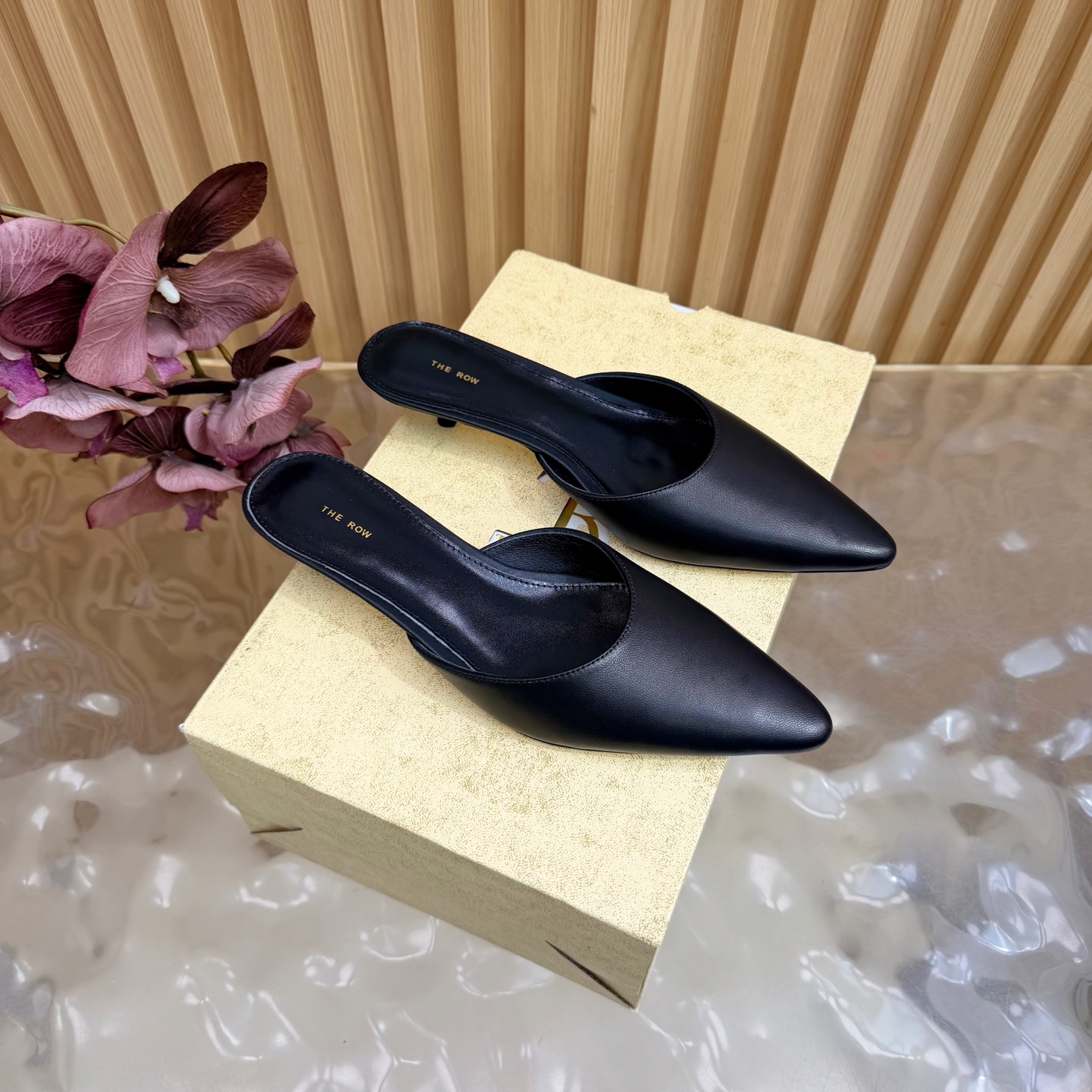 NO:870922,[The row] 26S autumn and winter new cat heel half drag, retro pointed toe elements —————————— The boot body line is neat and smooth, from the toe to the boot shaft in one go. The pointed toe design can be called a 'cheating tool' for leg length. It instantly extends the leg line and makes the legs look straight and slender. Whether you wear it with smart suit pants or a flowing dress, it can be perfectly adapted to easily create an effortless sense of fashion. The use of elastic fabric is the magic touch of this pair of boots.  It fits the curve of the leg and is not loose or tight. It can modify the shape of the leg without feeling restrictive. It is comfortable even if worn for a long time. The height of the small high heel is just right and provides just the right support. When walking, the posture is light and the step is confident, and the aura can be firmly grasped!  The fabric is made of original velvet/mixed sheepskin. The inner pads are all made of velvet. Genuine leather outsole imported from Italy. Heel height 3.5cm, size 35-39 (customized 40/41), half drag, boots, skirts, business suit, sheepskin, Leather soles19860909【The row】26S秋冬新款猫跟半拖 复古尖头元素 —————————— 靴身线条利落流畅 从鞋头到靴筒一气呵成 尖头设计堪称腿长“作弊神器” 瞬间延伸腿部线条 让双腿看起来笔直修长 无论你是搭配干练的西装裤 还是飘逸的连衣裙 都能完美适配 轻松营造出毫不费力的时髦感. 弹力面料的运用是这双靴子的神来之笔 贴合腿部曲线 不松不紧刚刚好 既能修饰腿型 又不会有束缚感 就算长时间穿着也自在舒适. 小高跟的高度恰到好处 提供了恰到好处的支撑, 走路时身姿轻盈 步伐自信 稳稳拿捏住气场！ 面料采用原版天鹅绒/混种羊皮 内里垫脚均为绒布材质 意大利进口真皮大底 跟高3.5cm size35-39（40/41定制）,半拖,boots,skirts,business suit,sheepskin,Leather soles,Women's Shoes