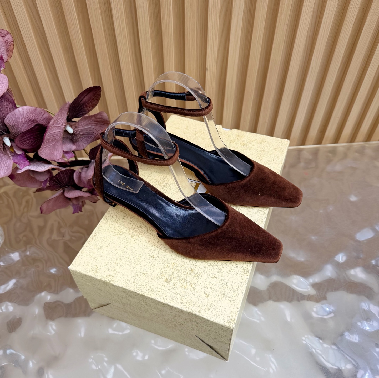 NO:870908,[The row] 26S autumn and winter new cat heel sandals, retro pointed toe elements —————————— The boot body line is neat and smooth, from the toe to the boot shaft in one go. The pointed toe design can be called a 'cheating tool' for leg length. It instantly extends the leg line and makes the legs look straight and slender. Whether you wear it with smart suit pants or an elegant dress, it can be perfectly adapted to easily create an effortless sense of fashion. The use of elastic fabric is the magic touch of these boots.  It fits the curve of the leg and is not loose or tight. It can modify the shape of the leg without feeling restrictive. It is comfortable even if worn for a long time. The height of the small high heel is just right and provides just the right support. When walking, the posture is light and the step is confident, and the aura can be firmly grasped!  The fabric is made of original velvet/mixed sheepskin. The inner pads are all velvet. The genuine leather outsole is imported from Italy. The heel height is 4.5cm, size 35-39 (customized 40/41), high-heeled sandals, sandals, boots, high heels, skirts, business suit, sheepskin, Leather soles.19860909【The row】26S秋冬新款猫跟凉鞋 复古尖头元素 —————————— 靴身线条利落流畅 从鞋头到靴筒一气呵成 尖头设计堪称腿长“作弊神器” 瞬间延伸腿部线条 让双腿看起来笔直修长 无论你是搭配干练的西装裤 还是飘逸的连衣裙 都能完美适配 轻松营造出毫不费力的时髦感. 弹力面料的运用是这双靴子的神来之笔 贴合腿部曲线 不松不紧刚刚好 既能修饰腿型 又不会有束缚感 就算长时间穿着也自在舒适. 小高跟的高度恰到好处 提供了恰到好处的支撑, 走路时身姿轻盈 步伐自信 稳稳拿捏住气场！ 面料采用原版天鹅绒/混种羊皮 内里垫脚均为丝绒 意大利进口真皮大底 跟高4.5cm size35-39（40/41定制）,高跟鞋凉鞋,sandals,boots,high heels,skirts,business suit,sheepskin,Leather soles,Women's Shoes