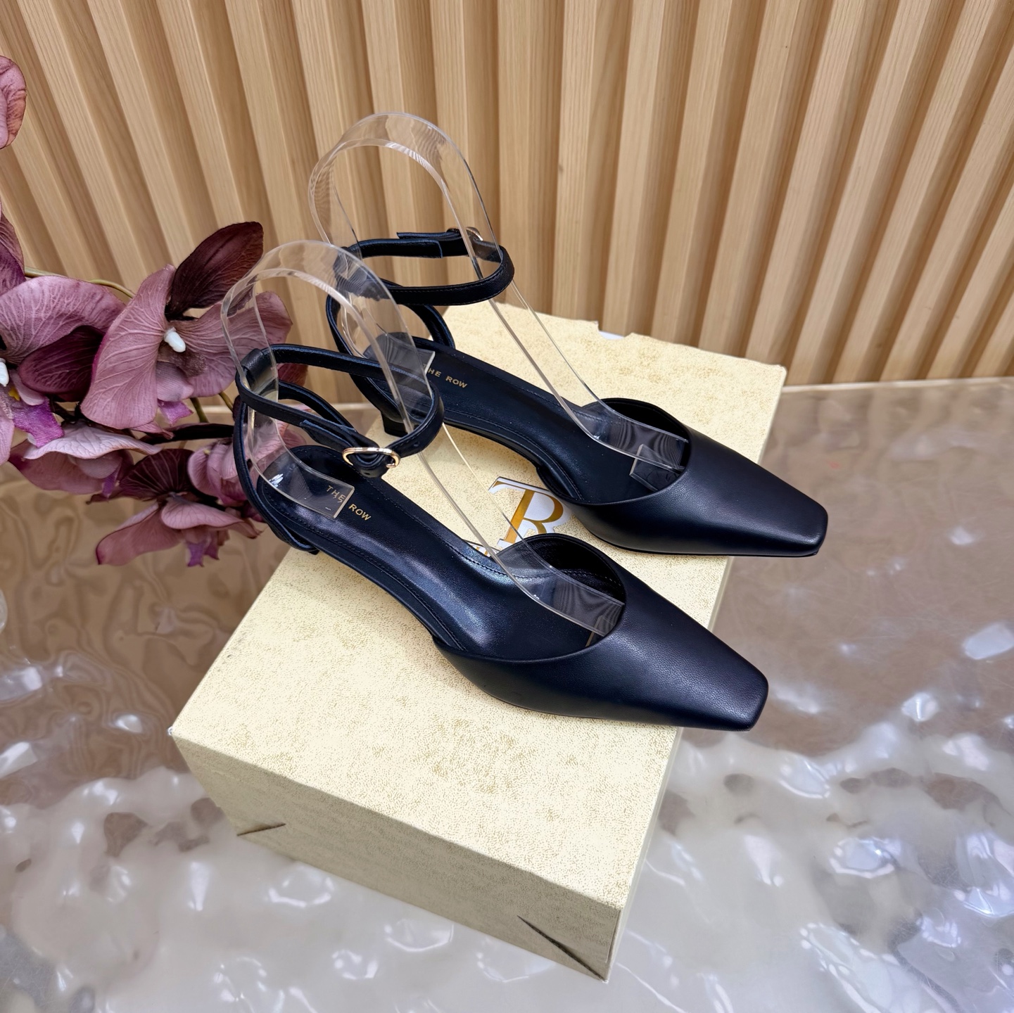 NO:870914,[The row] 26S autumn and winter new cat heel sandals, retro pointed toe elements —————————— The boot body line is neat and smooth, from the toe to the boot shaft in one go. The pointed toe design can be called a 'cheating tool' for leg length. It instantly extends the leg line and makes the legs look straight and slender. Whether you wear it with smart suit pants or an elegant dress, it can be perfectly adapted to easily create an effortless sense of fashion. The use of elastic fabric is the magic touch of these boots.  It fits the curve of the leg and is not loose or tight. It can modify the shape of the leg without feeling restrictive. It is comfortable even if worn for a long time. The height of the small high heel is just right and provides just the right support. When walking, the posture is light and the step is confident, and the aura can be firmly grasped!  The fabric is made of original velvet/mixed sheepskin. The inner foot pads are all sheepskin. The genuine leather outsole imported from Italy. Heel height 4.5cm, size 35-39 (customized 40/41), high-heeled sandals, sandals, boots, high heels, skirts, business suit, sheepskin, Leather soles19860909【The row】26S秋冬新款猫跟凉鞋 复古尖头元素 —————————— 靴身线条利落流畅 从鞋头到靴筒一气呵成 尖头设计堪称腿长“作弊神器” 瞬间延伸腿部线条 让双腿看起来笔直修长 无论你是搭配干练的西装裤 还是飘逸的连衣裙 都能完美适配 轻松营造出毫不费力的时髦感. 弹力面料的运用是这双靴子的神来之笔 贴合腿部曲线 不松不紧刚刚好 既能修饰腿型 又不会有束缚感 就算长时间穿着也自在舒适. 小高跟的高度恰到好处 提供了恰到好处的支撑, 走路时身姿轻盈 步伐自信 稳稳拿捏住气场！ 面料采用原版天鹅绒/混种羊皮 内里垫脚均为羊皮 意大利进口真皮大底 跟高4.5cm size35-39（40/41定制）,高跟鞋凉鞋,sandals,boots,high heels,skirts,business suit,sheepskin,Leather soles,Women's Shoes