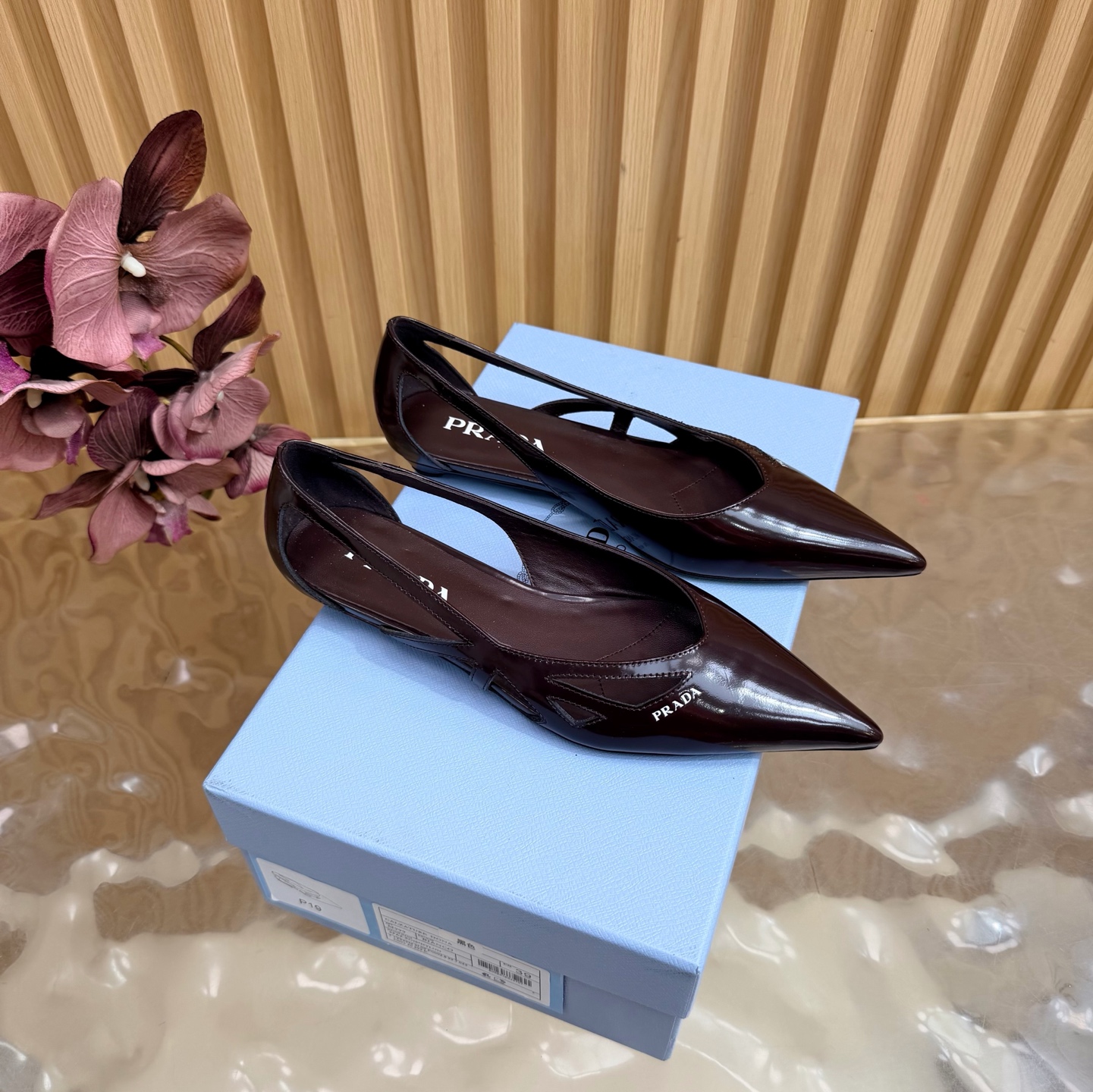 NO:870898,Top version 2026 Early spring new summer taste PRADA's highest version is on sale —————————————— Different from ordinary products on the market, it combines elegance, intellectuality, cuteness and retro. Minimalist line sense. Fashionable with any combination. Original last development. Correct version with small pointed toe design. Small and cute. Iconic triangle logo. Details in place. Full-color custom-dyed leather. Silk-printed logo on foot is clearly visible. Material: imported open-edge beads. High flat sole. Exclusive custom-made leather outsole.  Size 35-39 (40.41. Orders are non-refundable), single shoes, prada, Leather soles19860909顶级版本2026 早春新款夏天的味道PRADA最高版本发售 —————————————— 区别市场普货优雅知性可爱复古于一身 极简线条感 随便搭都很时髦 原楦开发 正确版型小尖头设计 小巧可爱 具有标志性的三角标 细节到位 全色系定染皮料 垫脚丝印logo清晰可见 材质:进口开边珠 跟高平底 独家定制真皮大底 码数35-39（40.41.订不退换）,单鞋,prada,Leather soles,Women's Shoes
