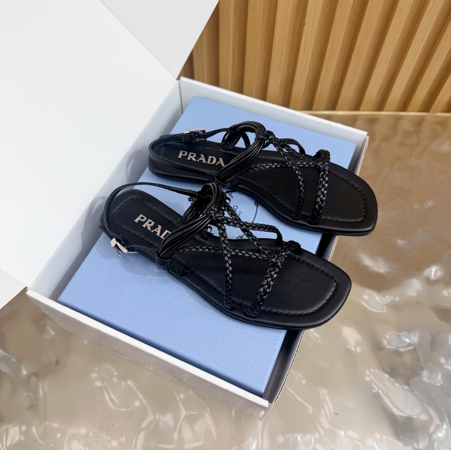 NO:870890,2026 Early Autumn New Prada Prada New Braided Roman Sandals Sandals ———————————— Comes with an airplane box. Full of sense of future technology. The minimalist beauty that has been missing for a long time in the fashion industry. Fashionable and exquisite. It has a sense of high-end for daily wear. It adopts a pointed toe design, which is very fashionable and aggressive, highlighting your personality. The shoe body has unique dividing lines, adding design details, which is different from ordinary pointed shoes, and has the iconic avant-garde style of the Prada brand.  Made of high-quality leather material, the texture is high-end and has a distressed effect, showing a retro and modern texture. The craftsmanship is fine, reflecting the high-end quality of the brand. The stiletto design enhances the wearer's aura while maintaining good stability, suitable for daily commuting or special occasions. Cowhide upper, sheepskin lining, Italian genuine leather outsole, high flat sole  Size 35-39 (40.41 customized, non-refundable), sandals, prada, prada, sandals, cowhide, sheepskin, Leather soles198609092026早秋新款 Prada 普拉达 新款编织罗马凉鞋 凉鞋 ————————————配飞机盒 未来科技感满满 时尚界久违的极简之美 时髦又精致 日常穿出高级感 采用尖头设计,极具时尚感与攻击性,彰显个性；鞋身有独特的分割线条,增添设计细节,区别于普通尖头鞋,带有Prada品牌标志性的前卫风格. 选用优质皮革材质,质感高级,且有做旧效果的纹理,呈现出复古又摩登的质感,工艺精细,体现品牌高端品质.细高跟设计,提升穿着者气场,同时保持了较好的稳定性,适合日常通勤或特殊场合穿着. 鞋面牛皮 内里垫脚羊皮 鞋底意大利真皮大底 跟高平底 码数35-39（40.41定做不退换）,凉鞋,prada,prada,sandals,cowhide,sheepskin,Leather soles,Women's Shoes