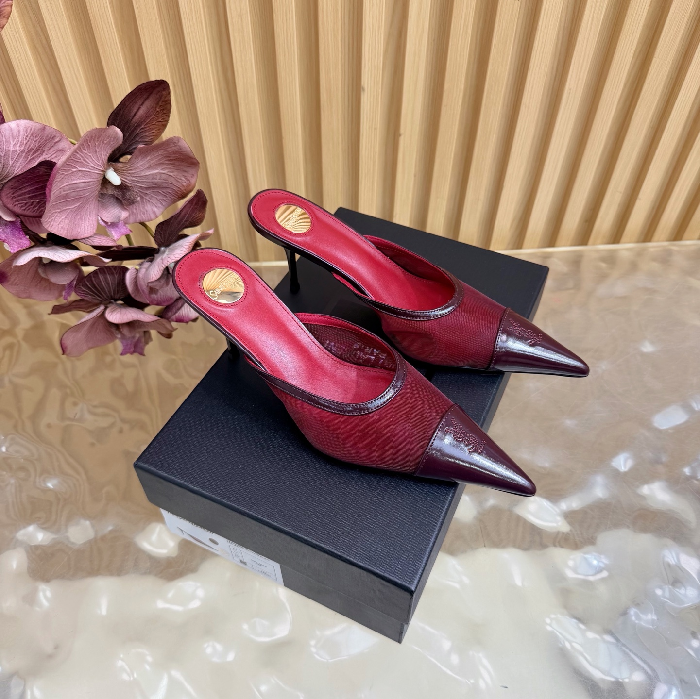 NO:870882,2026 spring and summer new YSL Saint Laurent / Yves Saint Laurent ysl slippers, super super invincible and popular slippers —————————————— This hardware buckle of each layout in our house must be molded and customized at 1:1!  The effect is very comfortable, the foot feels great, and it can be matched with natural colors no matter you pair it with jeans, a small suit, or a skirt. Mesh upper, sheepskin lining, genuine leather outsole, heel height 7.5cm, size 35-42 (40-42 customization is non-returnable and non-exchangeable), half-drag high heels, saint laurent, saint laurent, saint laurent, high heels, slippers, skirts, jeans, sheepskin, Leather soles198609092026春夏新款 YSL Saint Laurent / 圣罗兰ysl拖鞋 超级超级无敌火爆的一个款拖鞋 —————————————— 这款我们家每个版面的五金扣都要开模1:1定制！效果非常舒服,脚感很棒,而且无论你搭配牛仔裤,小西服,裙子,都能搭配自然 鞋面网纱 内里绵羊皮 鞋底真皮大底 跟高7.5cm 尺码35-42（40-42定制不退不换),半拖高跟鞋,saint laurent,saint laurent,saint laurent,high heels,slippers,skirts,jeans,sheepskin,Leather soles,Women's Shoes