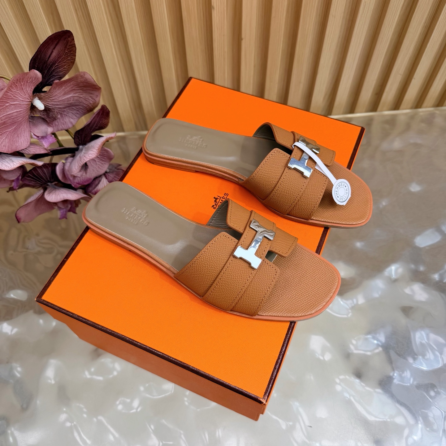 NO:870873,Hermes Miss Sandals Series H classic Kelly buckle flip-flops thin strap thong flat sandals —————————— Top quality calfskin sandals, with mini version of the classic Kelly shoe buckle. The interwoven design presents a simple summer look. The upper is customized calfskin/palm-print cowhide, the lining is sheepskin, and the sole is a double-layer Italian A-grade genuine leather outsole.  Size 35-39 (40.41.42 customized, non-returnable), slippers, hermes, hermes, sandals, slippers, cowhide, sheepskin, Leather soles19860909Hermes 爱马仕 Miss凉鞋系列 H家经典Kelly扣人字拖鞋细带夹趾平底凉拖鞋 ———————————顶级品质 小牛皮凉鞋,搭配迷你版本的经典Kelly鞋扣.交织设计呈现简约夏日造型. 鞋面定制小牛皮/掌纹牛皮 内里垫脚羊皮 鞋底双层意大利A级真皮大底 码数35-39（40.41.42定做不退换）,拖鞋,hermes,hermes,sandals,slippers,cowhide,sheepskin,Leather soles,Women's Shoes